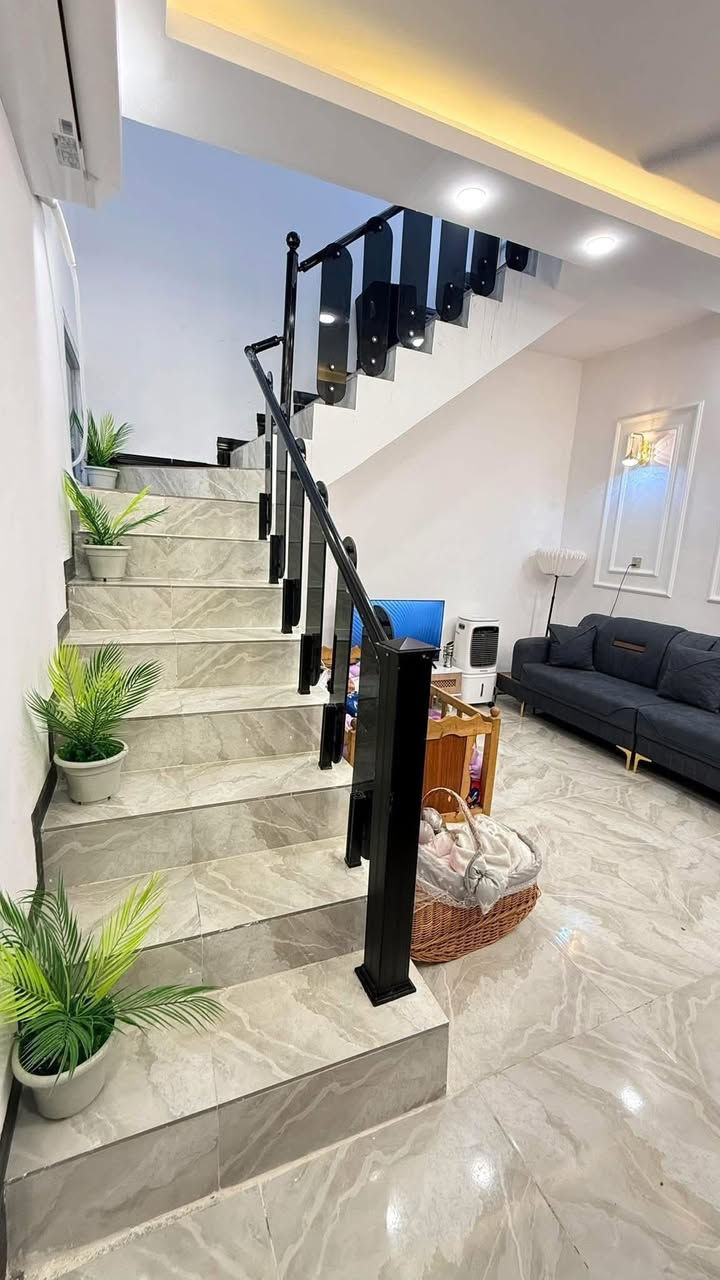 فرصه ❤️
 دار سكن 100 متر مربع 10 ب10 
مشمول ب التطويب رقم العقار 1070/60 
سعر البيت 55 مليون
تفاصيل البيت غرفة صاله مطبخ حار مطبخ بارد استقبال منور مجمع صحيات خارجي حمام داخلي طارمه 
. العنوان التقيه الثالثه مجاور مجمع الروان 
***********  واتساب اتصال او مراسله
