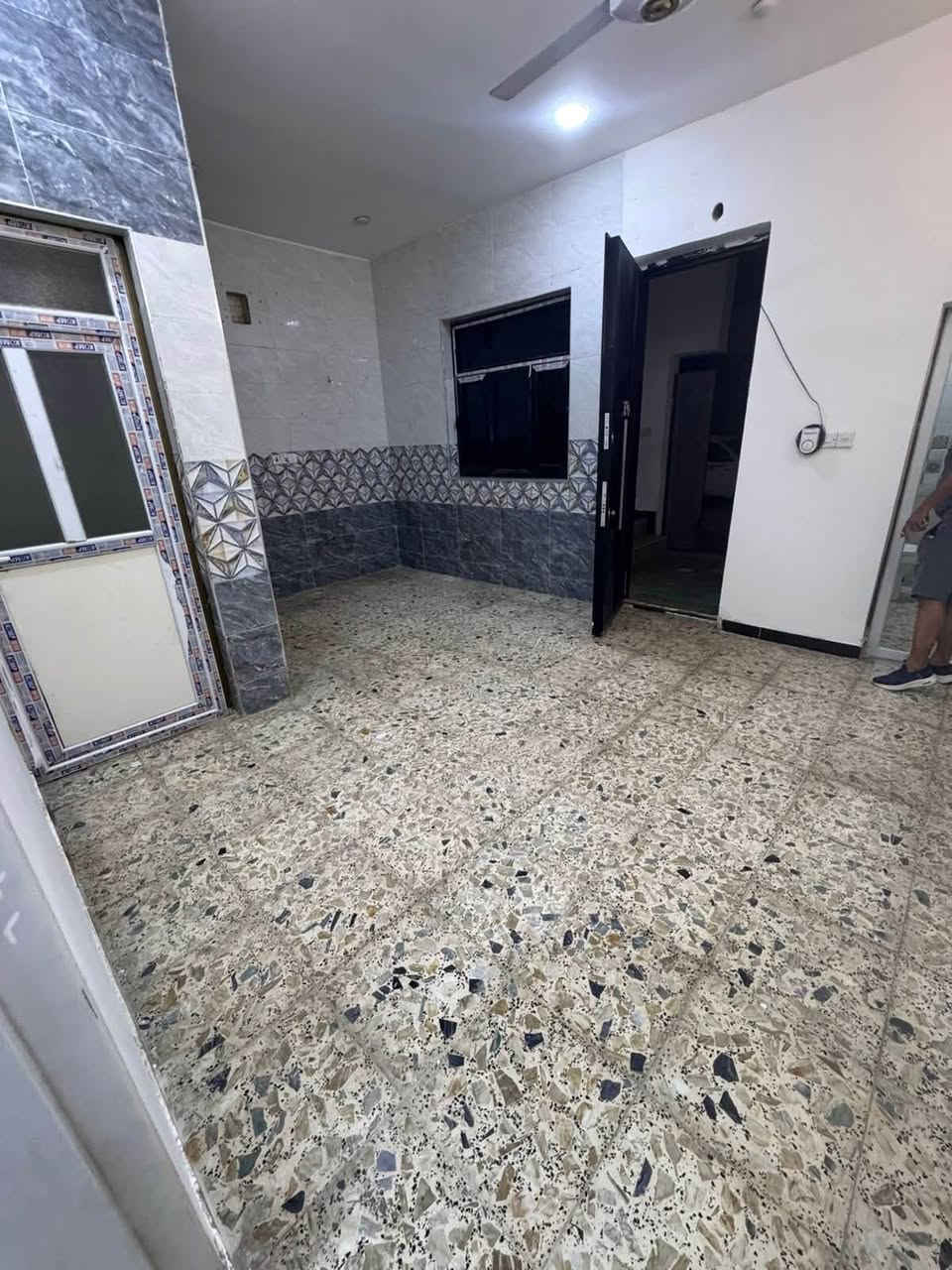 � للإيجار في السيدية
وحدة سكنية طابق ارضي ، نظيفة وجاهزة للسكن.

🔹 تحتوي على:
✅ غرفه نوم
✅ صالة
✅ مطبخ
✅ خدمات

💰 الإيجار: 550 ألف دينار عراقي

📞 للاستفسار: ***********
🏢 مكتب حلم عقاري للوساطة العقارية
