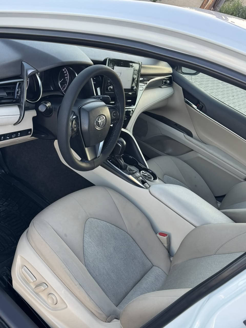 السلام عليكم 
للبيع كامري موديل 2023 عبد اللطيف مكفولة ماشية 19 الف فول مواصفات بردة كهرباء للاستفسار الاتصال ***********
