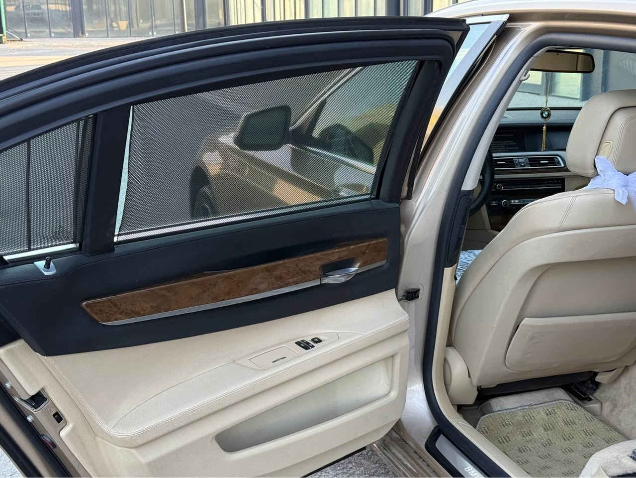 كوردی و ــ عربی  ـــbmw حەجم ۷۳٠ لارج دەرگا گەورە مەكینە ٦ بستۆنی نۆزڵ كورت دەعمی بۆ دەعمی بێ بۆیاخ و گۆڕاو یەك ساردی هەیە ۱٦۲ هەزار ڕۆشتوە ٥ پەردەی ناو زەردی شەریكە عروشە مەكینە گێڕ بەشەرت بێ عەیب نەكراوەتەوە سەنەوی تا ۲٠۲۹ تازەیەهەموو گیانی بەشەرت یەك نەقس و پارەكەی ببڕە تەنها لێخوڕینی ئەوێت نرخی ۱۸٥ گەڵا معامەلە ***********_____ بی ام دبلیو حجم ۷۳٠ باب طویل محرك ٦ سلندر نوزل قصیر وكالە عروش سیارە مكفول من صبخ و تبدیل ماشاءاللە جدید بدون نقص سیارە نفس صور ماشی ۱٦۲ الف كیلومتر محرك مامفتوح سنوی حتی ۲٠۲۹ جدید بدون ای نقص سعر ۱۸٥ ورقە مجال ٠۷۷٤٠۸۷٤٠۳۸ السليمانية, العراق
