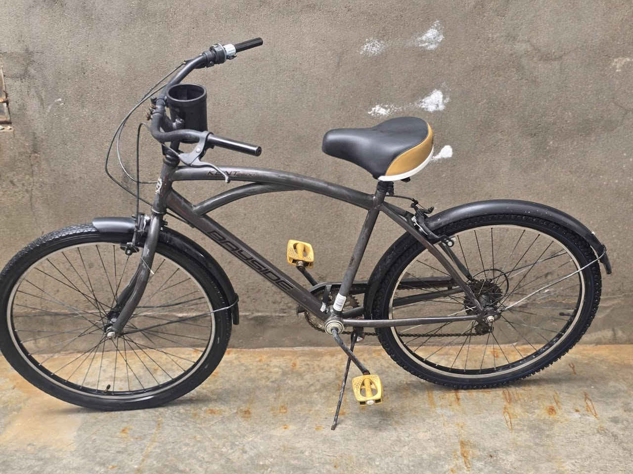 بايسكل Bayside للبيع - نظافة فوك الممتاز
للبيع بايسكل Bayside أصلي، الدراجة ماشاء الله جهرتها حلوة ونازكة، وشغالة لوز.
مواصفات الدراجة:
الإطار (الفريم): ألمنيوم خفيف الوزن وتصميم مقوس (Cruiser) مريح جداً بالركبة.
الكير: نظام سرعات Shimano أصلي، التحويل ماله ناعم وسريع.
الملحقات: يحتوي على قمامة (طينيات) أمامية وخلفية للحماية من المي والطين، وحافظة زنجير كاملة.
الراحة: الكشن عريض ومريح (سبرنكات)، ومسند (جك) خلفي قوي.
الإضافات: دواسّات صفراء مميزة، وحاملة بطل ماي أو غراض مثبتة على الستيرن.
الحالة: البايسكل نظيف جداً، التايرات بحالة ممتازة والبريكات قوية، يعني تصعد وتوكل على الله ما يحتاج أي صرف.
السعر: 125 ألف 💰
📍الموقع: ديالي - خانقين
ملاحظة: بي مجال بسيط للشراي الطيب.
للتواصل والاستفسار فقط على الرقم: [***********]
