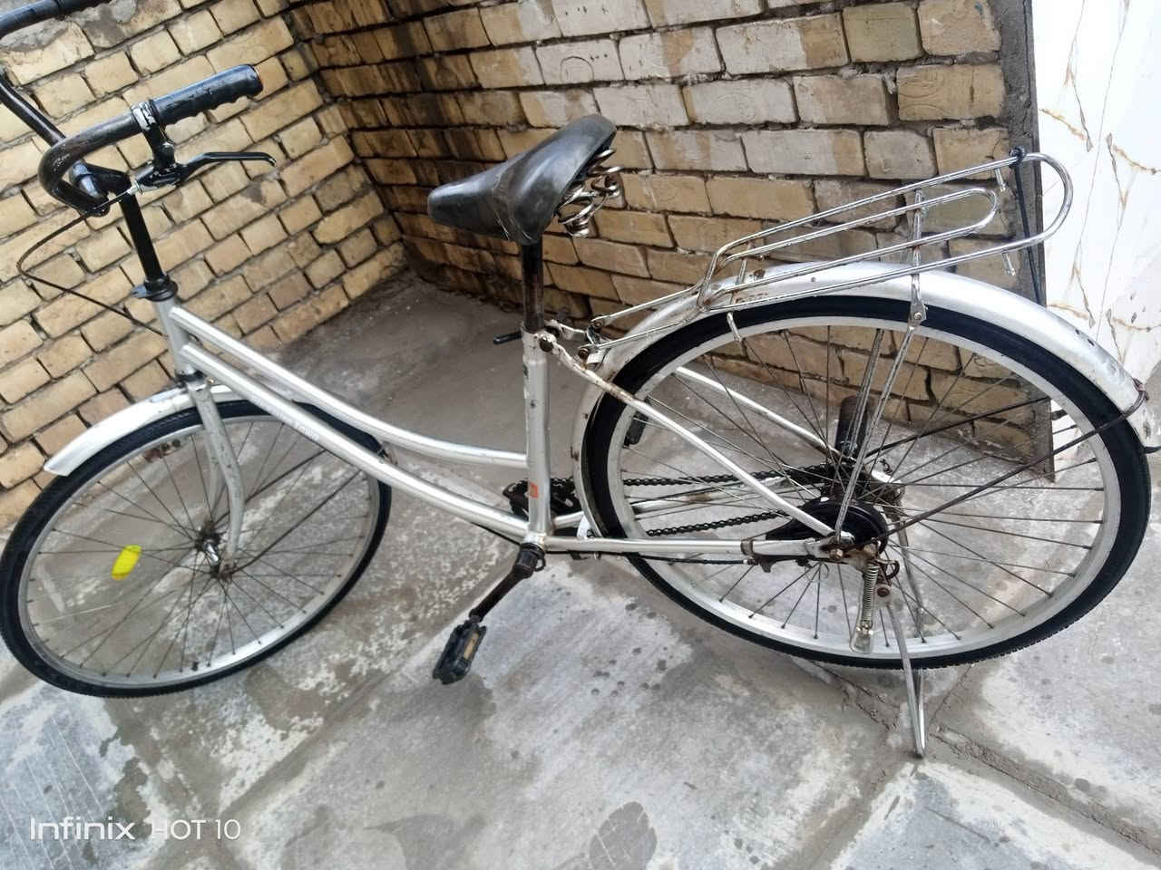 ‏السلام عليكم من رخصت الادمن وافق 🌹
‏بايسكل بناتي يباني اصلي حجم 26 شوفت عينك شلون نضيف ال بايسكل جديد متروك جان 
‏سعره 60الف وبي مجال الشراي عنواني مدينه الصدر 
‏هذه رقمي وتساب ***********
