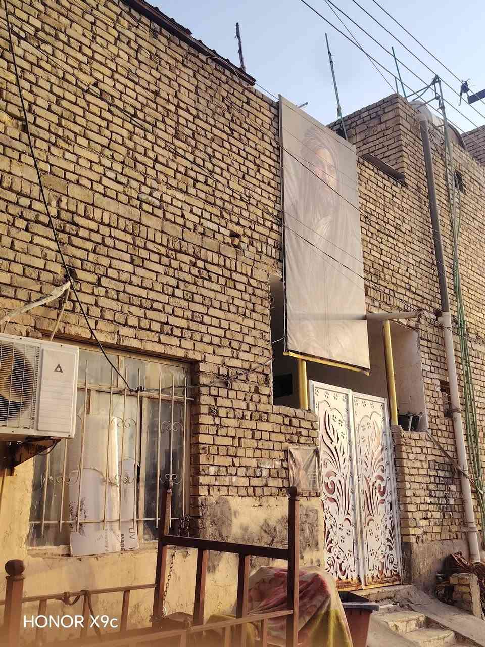 سلام عليكم بيت البيع مساحه100 طابقين بي استقبال وغرفتين وصاله  جوه والفوك بي هم غرفتين وصحيات مكان البيت حي رساله قرب مركزالصحي مال سوك ازبيدوهم سوك زبيدقريب علي السعر خاص ***********
