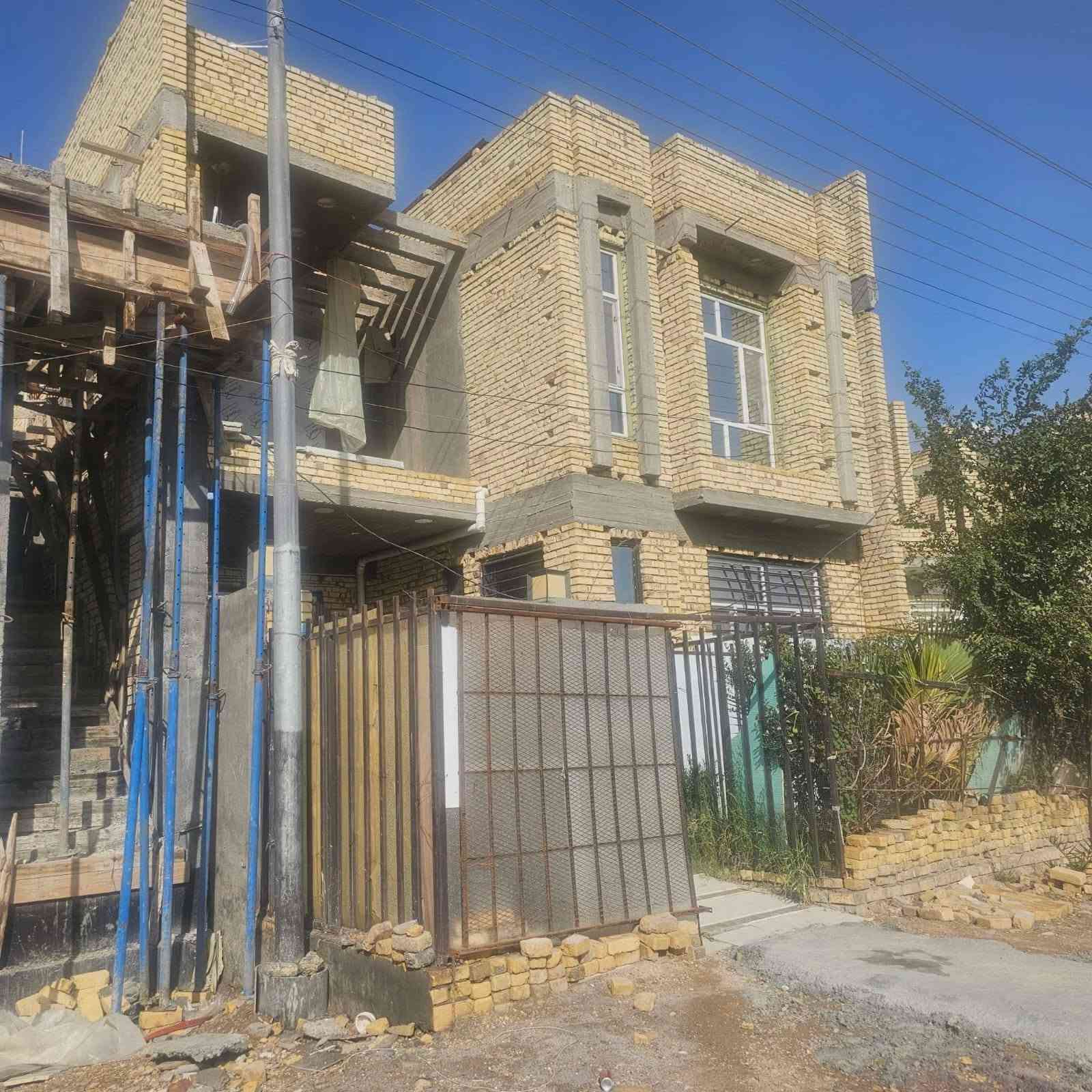 دار للبيع المساحه ٢٠٠ م سنة البناء ٢٠٢٤
الموقع العماره الجمعيات حي الاساتذه التدريسيين طابو صرف 
تقع الدار على شارع سايدين بمساحة ٦٠ متر قيد الانشاء والاكساء بجزرات وسطيه وحدائق عائليه ٠
البيت مبني من طابوق الطيب حصرا البتلو حصيره درجه اولى ٠
الارضيه مرمر مع تطعيم بالمرمر ايضا الدرج مرمر درجه اولى المحجر تركي 
عدد الغرف ٢ الاستقبال ٨في ٤
ديكورات الاستقبال مع الصاله بشغل ممتاز ٠
المطبح حار بارد .
شابيك الدار كما موضح في ابصزر المنيوم جام مظلل بالنهار .....
حمامات عدد ٢ مع صحيات درجه اولى عدد ٢
ابواب الدار جاو كع صاج درجه اولى ثقيل 
ابواب الصحيات المنيوم درجه اولى طراز حديث لجميع الحمامات 
الطابق الثاني غرفتين مع الصاله كامل الارضيه موجود كامل السيراميك لم يتم تطبيكه 
الغرف الفوك سويتات مع بلكون كبير على واجهة الدار
الخارطه من احدى مكاتب الهندسةالكراده 
للتواصل عبر الواتساب خط الهاتف ***********
