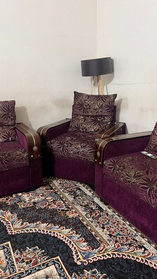السلام عليكم
( تخم يمني متكون من 4 قنفات و 8كراسي + ميز طعام + طاولات خشب + معرض خشب) للبيع بحالة جيدة العنوان البلديات شارع المصرف كلهن سعرهن 450 الف وبيهن مجال 
متواجد واتساب وخط ***********
