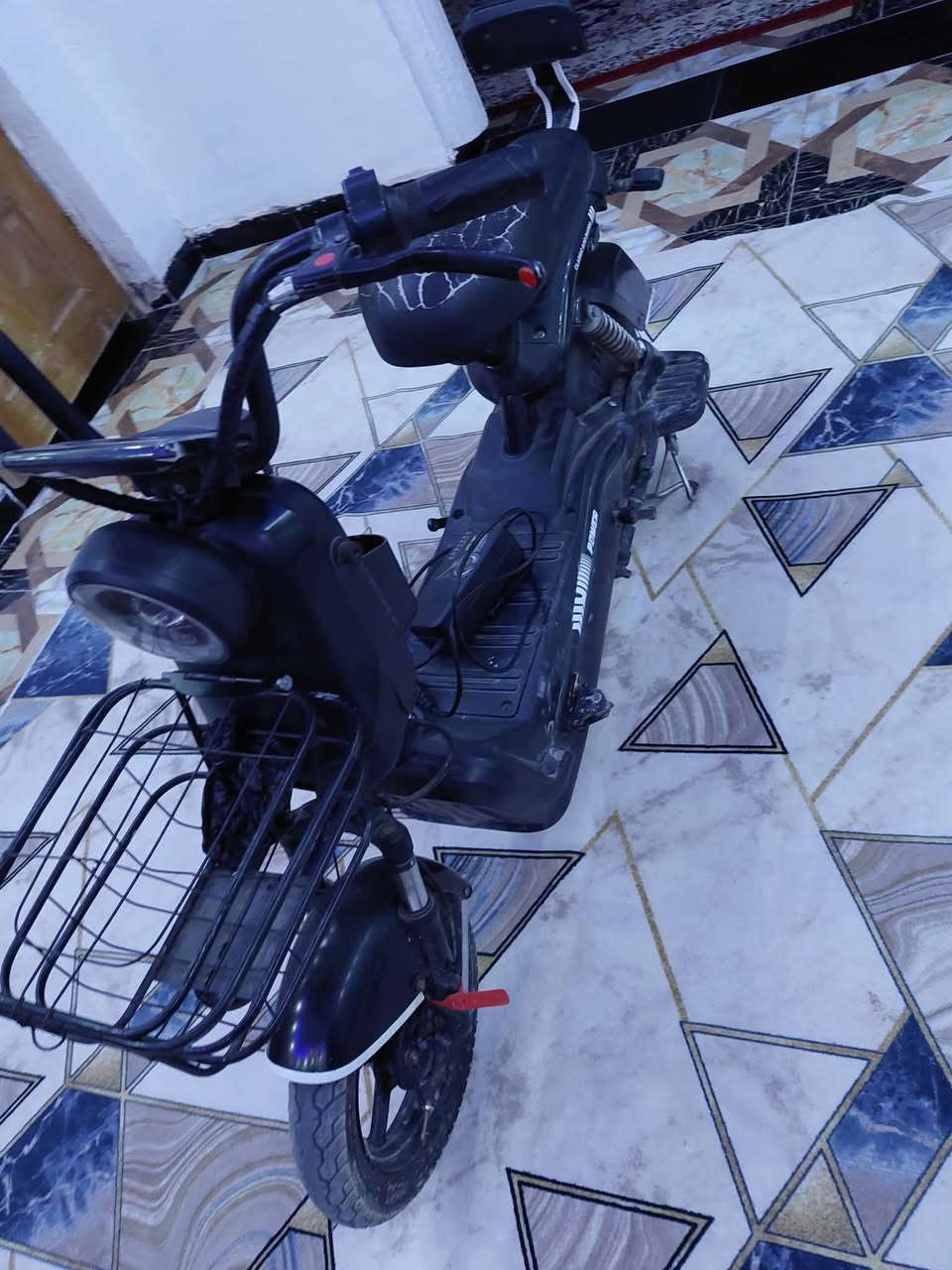 السلام عليكم دراجه شحن حجم ١٤ للبيع بيه مشكله بسيطه هي البطاريات ضعيفه السعر 250 وبيه مجال  رقن الموبايل ***********
