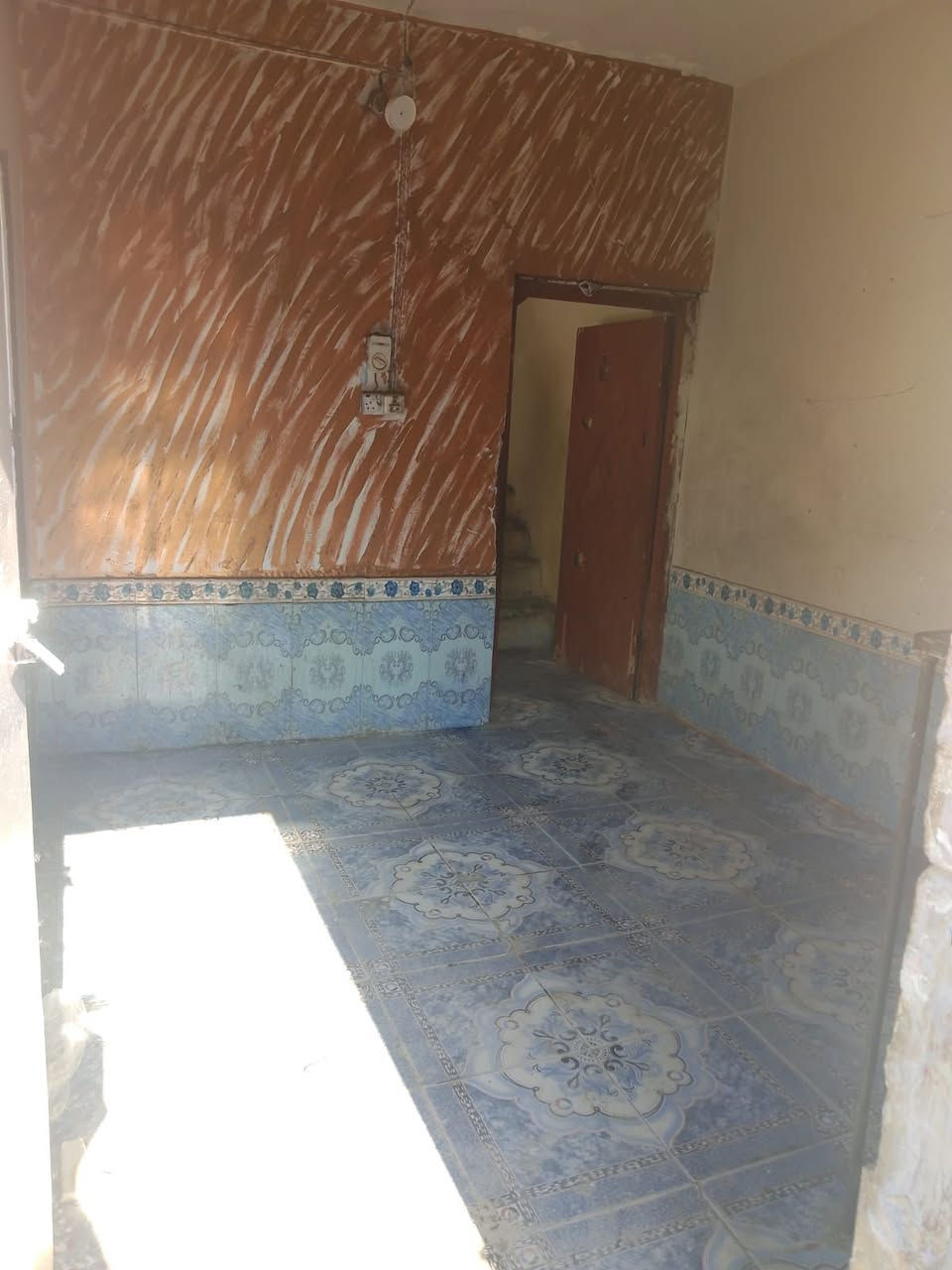 السلام عليكم متوفر بيت للايجار نهاية شارع الامام علي ع حي العباس قرب حسينية قطيع الكتفين متكون من غرفة وصالة ومطبخ وصحيات ماء وكهرباء ومولد الإيجار 150 للاستفسار ***********
