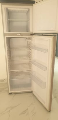 ثلاجه • للبيع • بيها مجال