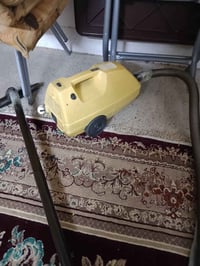 مكنسة كهربائية