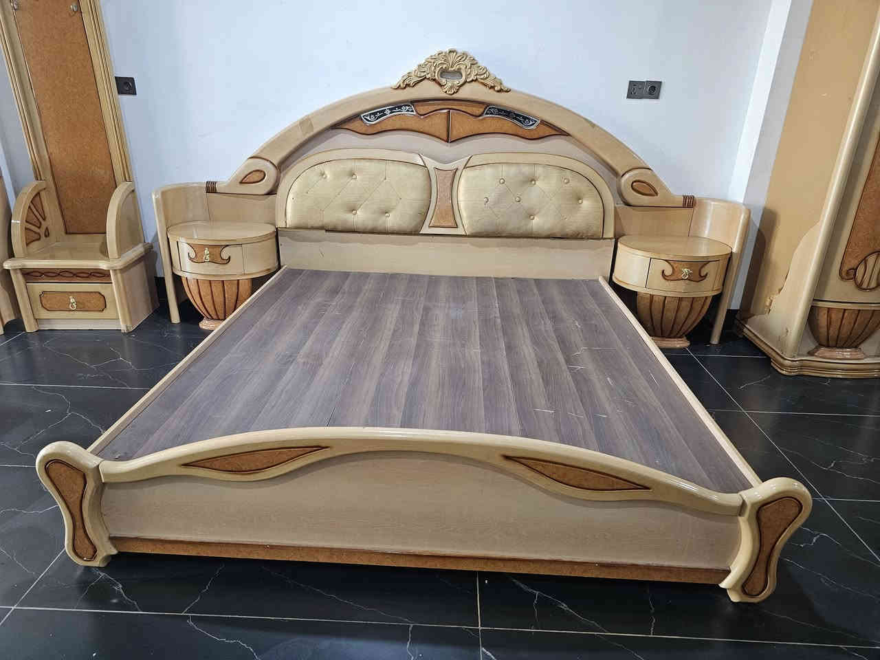 غرفه نوم للبيع نظيف كلش كامل سعر 375 الف شراي يخابر رقم مكان كركوك ***********
