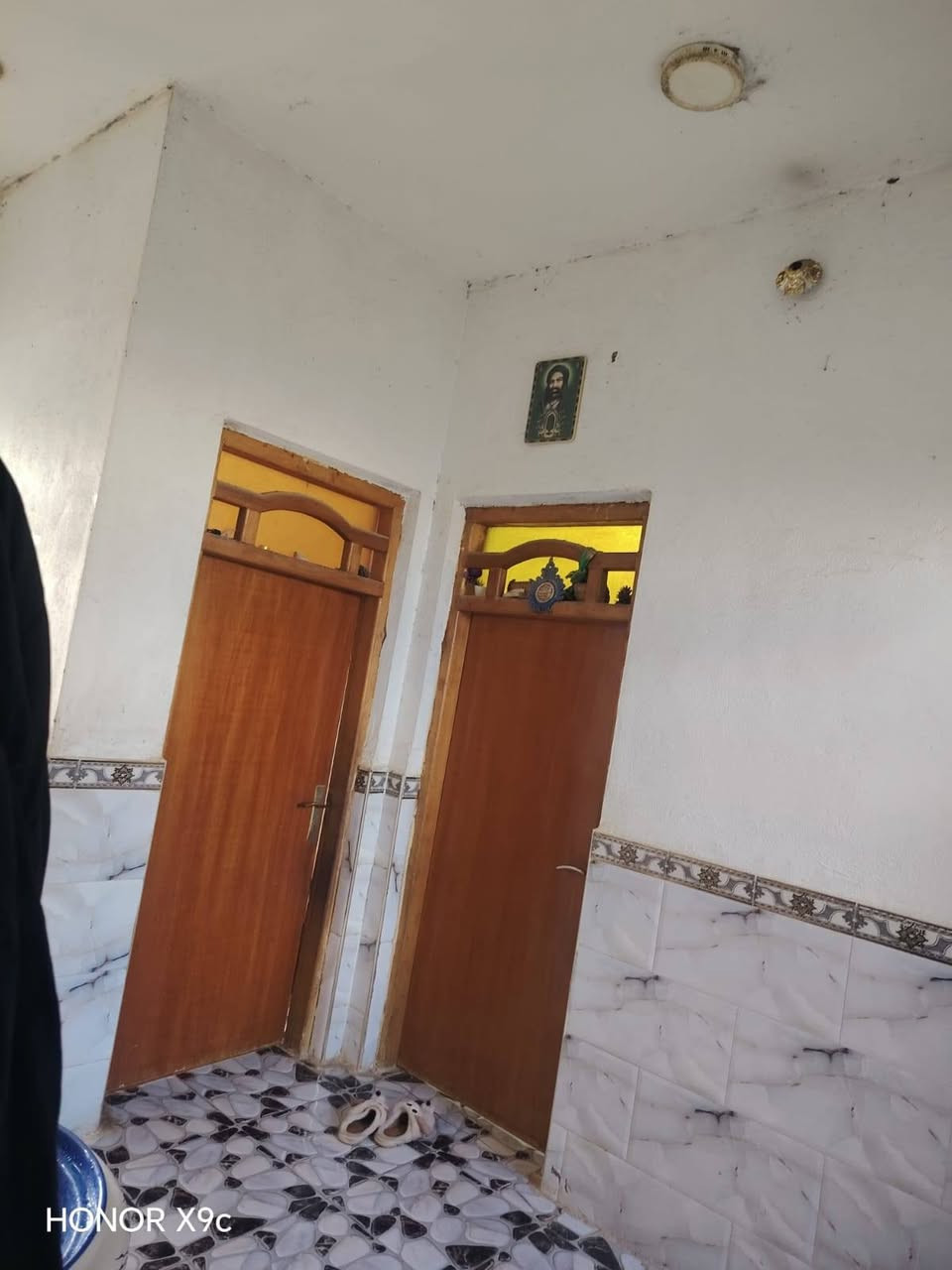 بيت للبيع الموقع حي الموضفين قريب ع السايدين الجديدة المساحة 200متر البيت يحتوي ع 4 غرف 2 جوة و2فوك صحيات فوك وجوة متوفرة خدمات كافة تبليط وكهرباء ومجاري للأستفسار ***********.
