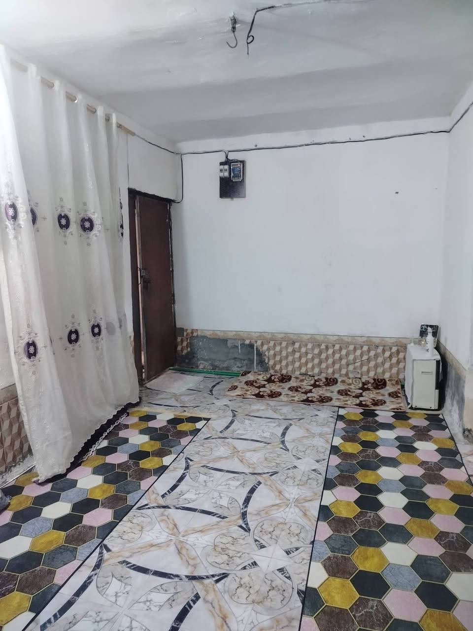 سلام عليكم بيت زراعي للبيع المساحه 112 متر 
يحتوي على غرفه وصاله ومطبخ وصحيات ومنوور 
الموقع خلف دور الشهداء 
الرقم ***********
