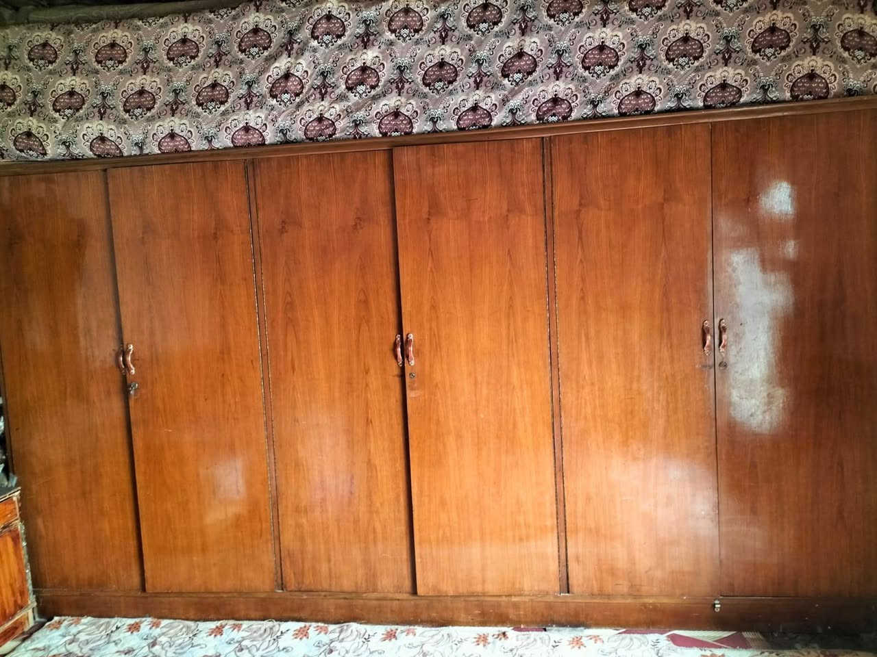 السلام عليكم غرفة صاج كنتور وميز تواليت وكومديات نقصهه بس جربايه سعر 400 ‏‪واتس ‏‪***********‬‏
