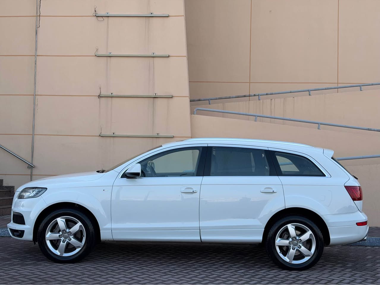 Audi  Q7 S-line Quattro 2013

ارحض سعر بلاش  ١٢٩  ورقه مجال بسيط

سيارة ٧ راكب

مواصفات خليجي  وكالة اربيل٣ بصمه بيلادي موجوده

موديل ٢٠١٣   

محرك سته سلندر V6 3.0L سوبر چارچ محرك بنزين

گير و محرك بشرط كفاله 

-----------------------------------------
مواصفات 
 پانوراما امامي و خلفي  
صندوق شفط 
 بردات جانبية و خلفية
 تحكم ماوس 
    داخل  جلد اصفر
كشنات كهربا
كشنات خزن
تبريد مركزي  
سيدي بوكس  
تبريد مركزي 
حساس خلفي و امامي 
- لايت ليد  
ستيرن تحكم
  تحديد سورعه  
 و بعد هرايا مواصفات
-------------------------------------------
  تخم تاير و  ويل جديد
 صدر ٪؜١٠٠
گیر  ومحرک بشرط ٪؜١٠٠
 سيارة مسيرفسة كاملة ما يحتاج اي مصرف

-----------------------------------
سياره واحد شبر اقل صبغ راس تايرخلفي او شبر بارد راس بك لايت خلفي باقي مابي شي 
     
سيارة احلي بالواقع و مابي اي مصاريف الحمدالله 
-----------------------------------

سعر مطلوب  ١٢٩ ورقة و مجال 

مكان سيارة سليمانية 

***********
***********
*****************************************************
Audi Q7 -S lin Quattro  2013
فول فول موسفات
٣ ريز كوشن
هه ر٣ به صمه ى شه ريكه ى ماوه
٦ بستون سوبر
بانوراما ده بل بانوراما
سنوق شفط
ده رگا كانى به رده يه دواوه
ماوص
كوشن جلد ناو زه رد
كوشن كاره باوخزن
ته بريد مه ركه زى
سيدى بوكس
حاسه بيش و دوا
لايد بك لايت ليد
سوكان فوليوم و تحديد سرعه
مواسفاتى اودي معرو فه...............
گيرومه كينه و ته بريد ساردى و گه رمى به شه رت بى نوقسانيه الحمدلله 
سه نه وى ره قه مى تازه يه به ناوى خومه ته حويل به شه رت
سه ياره كه يه ك به له ى بجوك بوياغى هه يه له كه ل به له يه ك ساردا باقيات به شه رت

سعر مناسب ١٢٩ كه ميك مجال

***********
*********** السليمانية, العراق
