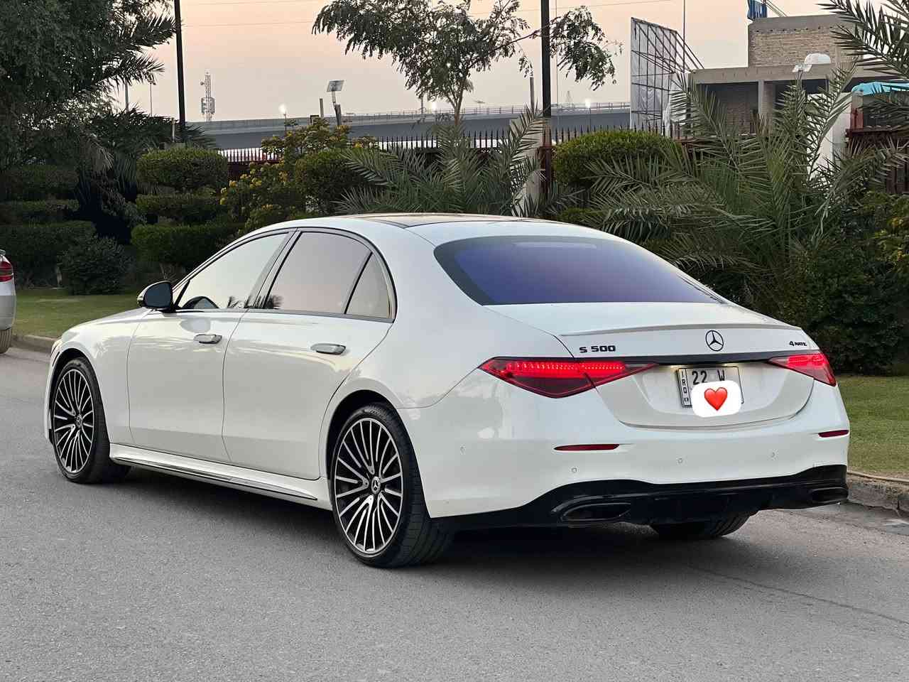 سلام عليكم اخوان
مرسيدس S500 موديل 2023 رقم اربيل باسمي 
صبغ جاملغ خلفي فقط بدون دواخل بدون ايرباك 

 ⋘مواصفات السيارة⋙
—   سماعت رأس لاسلكية عدد 2
__داخل جلد احمر 
—  كاميرا 360 درجة
—  شاشة عرض ثلاثية الأبعاد للسائق
—  عجلات AMG خفيفة الوزن متعددة الأضلاع 53.3 سم (21 بوصة)
—  ناقل حركة 9G-TRONIC
—  إضاءة محيطة نشطة
—  مساعد المسافة النشط ديسترونيك
—  مساعد الحفاظ على المسار النشط
—  مساعد الركن النشط مع باركترونيك
—  مساعد التوجيه النشط
—  مساعد الإضاءة العالية التكيفية المعزز
—  الاتصال المتقدم المعزز
—  حزمة جودة الهواء
—  حزمة AIRMATIC
—  إضاءة محيطية
—  تصميم هيكل AMG
—  سجادات أرضية AMG
— طراز  AMG
—  أندرويد أوتو
—  نظام إنذار ضد السرقة
—  أبل كار بلاي
—  معرف المستخدم الحيوي (بصمة الإصبع)
—  نظام فرامل مع أقراص فرامل أكبر
—  نظام الصوت المحيطي ثلاثي الأبعاد بورمستر
—  وسادة هوائية مركزية
—  كونسول وسط بتشطيب بلوري أسود
—  مقاعد أمامية وخلفية مكيفة
—  مساند رأس أمامية مريحة
—  وحدة اتصال (5G) لاستخدام مرسيدس مي كونكت
—  إضاءة أمامية رقمية مع وظيفة الإسقاط
—  راديو رقمي
—  ستارة شمسية مزدوجة
—  مقعد السائق قابل للتعديل كهربائياً مع وظيفة الذاكرة
—  حزمة مساعدة السائق
—  ستارة شمسية كهربائية للنافذة الخلفية
—  مقاعد خلفية قابلة للتعديل كهربائياً بما في ذلك وظيفة الذاكرة
—  لوح MBUX خلفي
—  ذاكرة خلفية
—  حزمة الذاكرة
—  مساعد الركن بالذاكرة
—  نظام الاتصال الطارئ من مرسيدس-بنز
—  مقود متعدد الوظائف من الخشب والجلد
—  شاشة OLED مركزية

السعر 820 ورقة وبي مجال 

للاتصال *********** 

مكان سيارة بغداد
