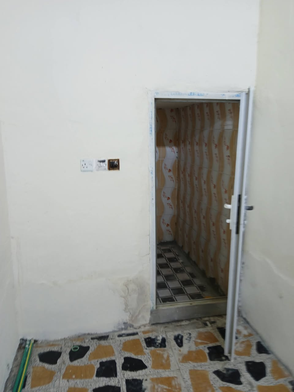 السلام عليكم مشتمل للايجار في الشهداء التوزيع شارع برج آسيا سعر الإيجار 200. للاستفسار ***********
