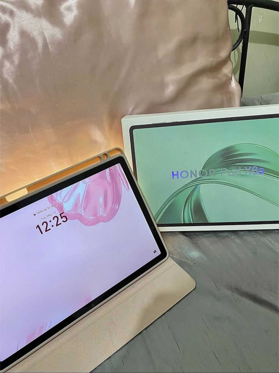 Honor pad x8a 
جديد ومستخدم فقط كم ساعه جبته لاختي ومقبلت تاخذه تريد لون وردي 
اذا ( ويا كفر جيلاتين اصلي وكفره 
الخاص +كيبورد + قلم جوكر خاص + كيبل شاحنه )
كل هالملحقات ب ٢٠٠ وذا وحده ١٨٠ السعر مابي مجاال ابداااا ايباد جديد ونضيف وكلش حلو 
+ اراوس ب ايباد وردي بس كون هم جديد للتواصل 

واتساب /*********** 💕💕
