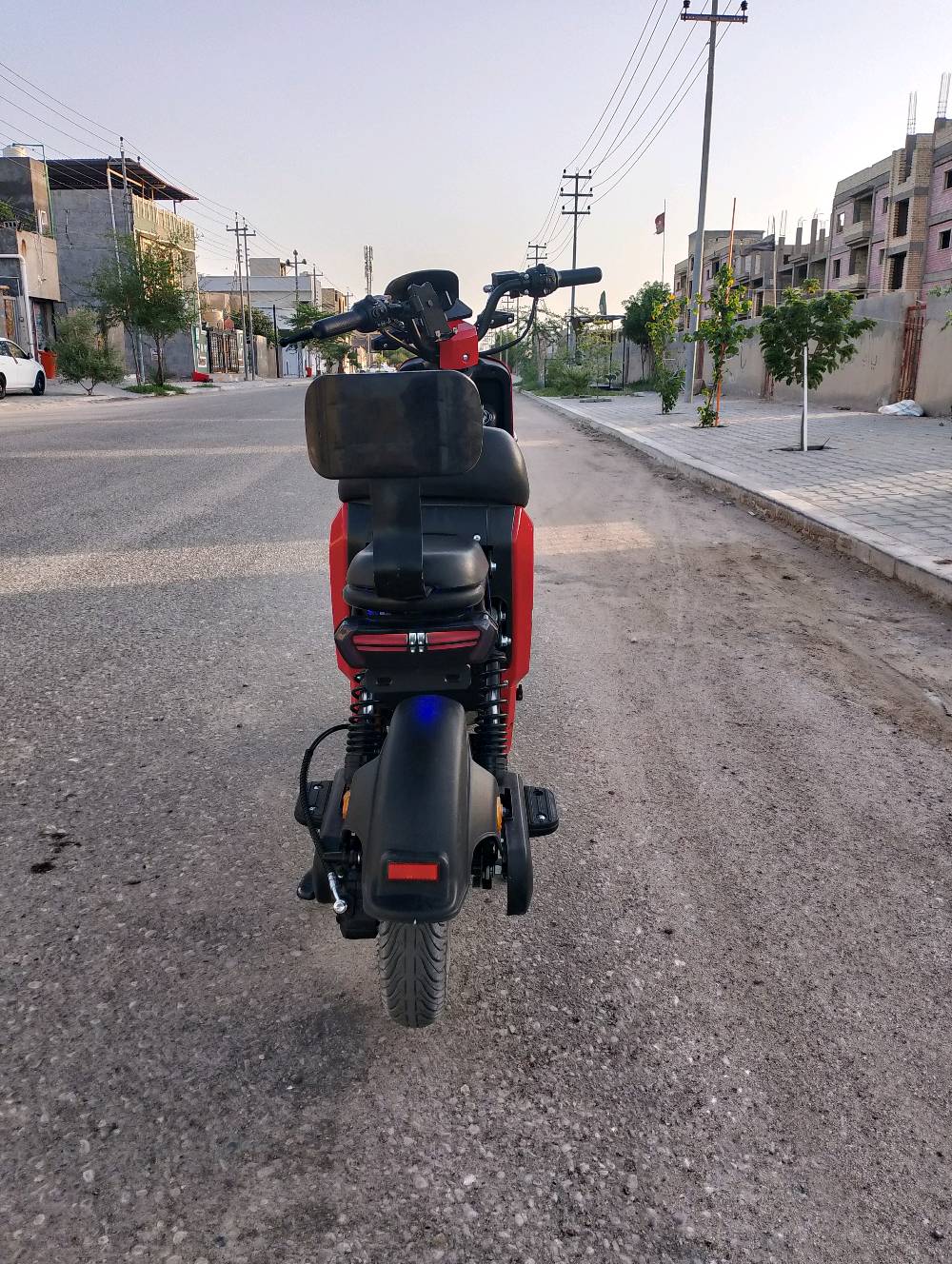 دراجة شحن R9 للبيع لون احمر الدراجة نضيفه نشرات لايت عالي ناصي اشاير لايت بك لايت كلها شغاله 5 بطاريات شركة الريان صارلي شهرين و شويه من مطلعها من من الوكيل ماخذها جديده و ستعمالي بيها قليل كلش شحنها حلو يمشيك مسافة حلوه بريكاتها شغالات بالمكان السعر 550 و بيها مجال بسيط للشراي العنوان البصرة التنومة
