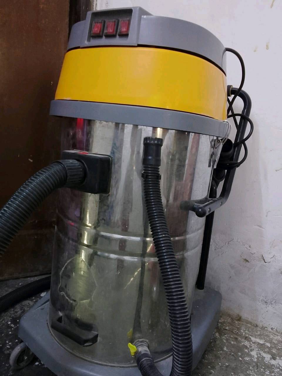 مكنسة كهربائية ذات سعة كبيرة، مثالية لتنظيف الأماكن الكبيرة مثل الورش والمصانع. تعمل بكفاءة عالية وتتمتع بتصميم متين مع خزان من الستانلس ستيل. مناسبة للاستخدامات الشاقة وللمساحات الكبيرة.