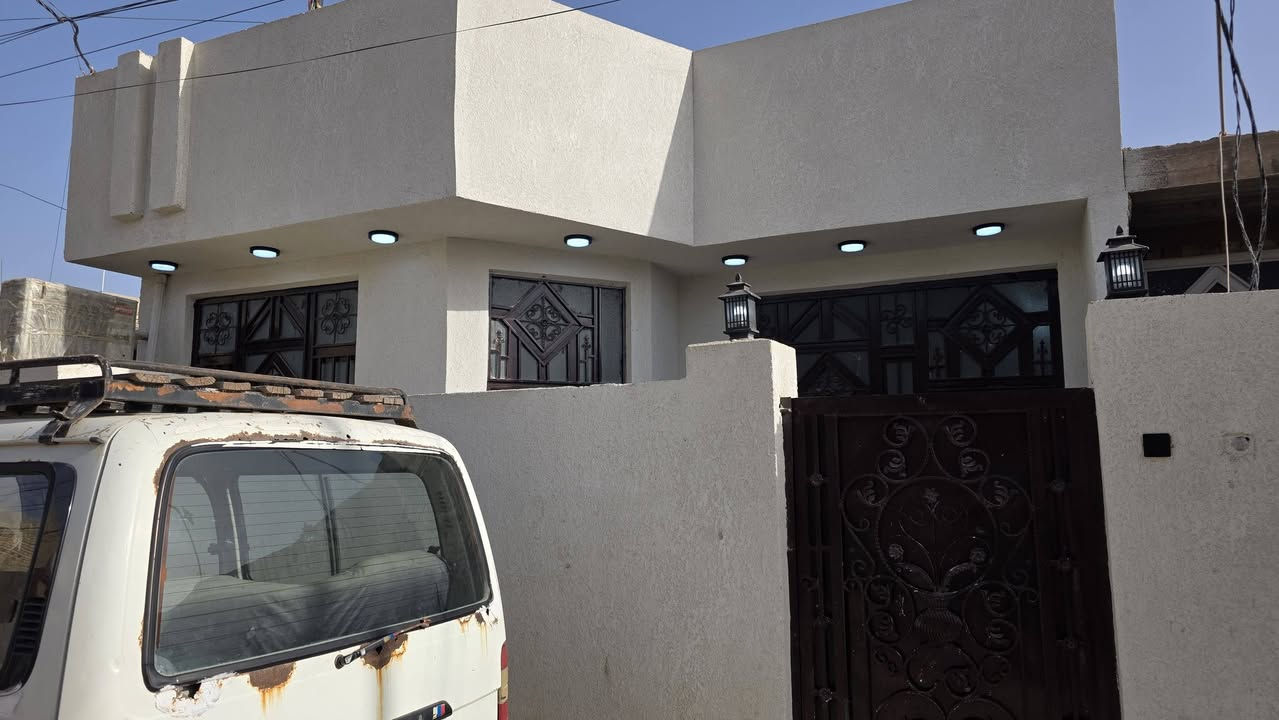 بيت للبيع طابو زراعي سند ٢٥ المساحة ١٦٠ م كوت حي الحكيم شارع الوائلية يبعد عن الشارع العام ٢٠٠م البناء طابوق يحتو غرفة وصالة ومطبخ واستقبال وصحيات داخلية وخارجية السعر ٥٥ مليون وبي مجال مراجعة دلالية احمد السعيدي للاتصال *********** أو ***********
