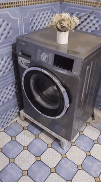 غسالة اوتماتيك نضيفه غسل وتنشيف تتحمل وزن 9 كيلو للبيع سعرها 300 وبيها...