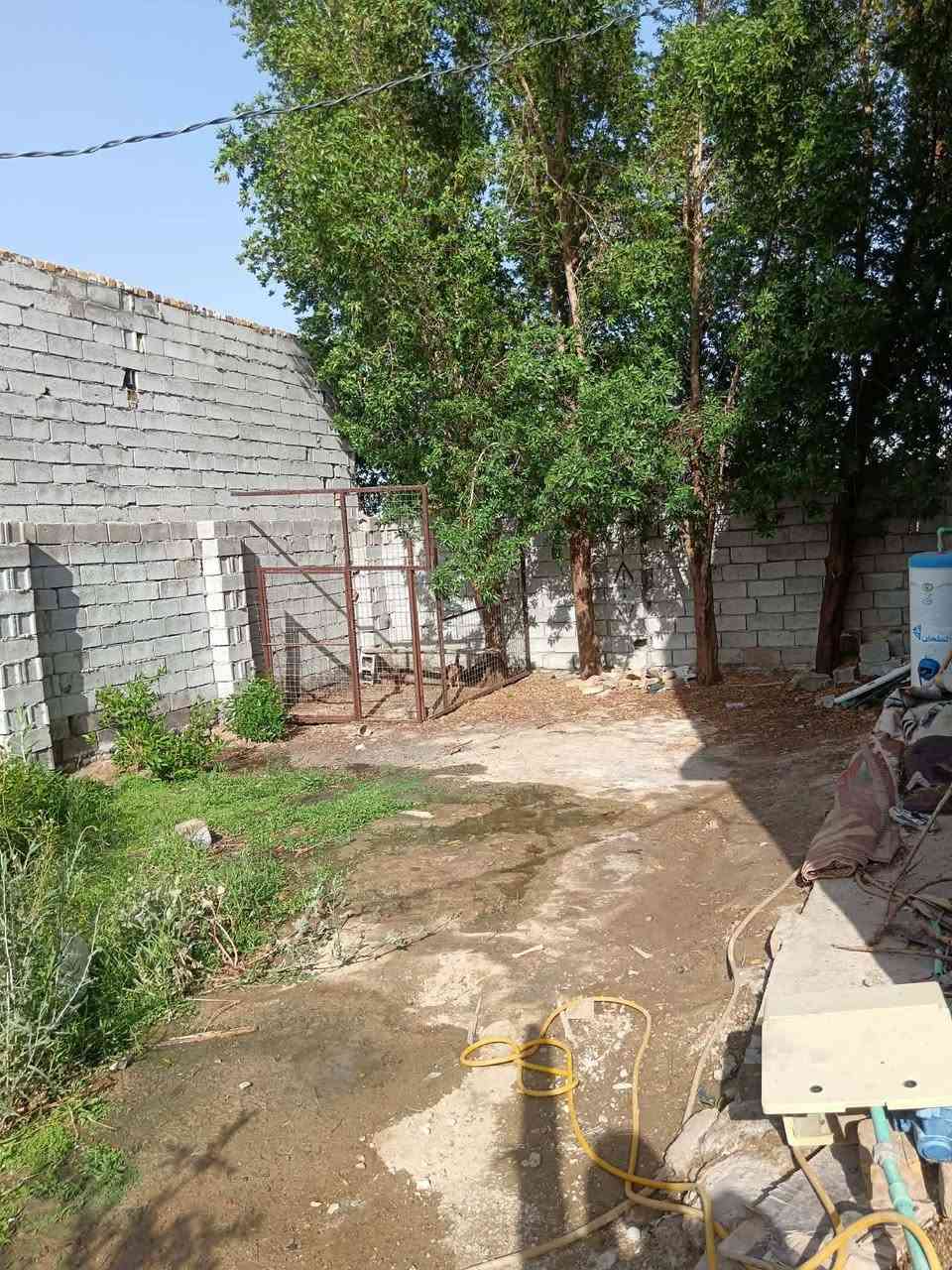 السلام عليكم بيت للبيع المساحة 200م في ال ابو جاسم مساحة البناء 100ويحتوي على عرصة 100؟(حديقة) يحتوي على غرفة نوم وصالة ومطبخ وممر خارجي وحمام +غربي +صحيات خارجية +صطح +طارمة +ماء وكهرباء ورة الحضارة  للاستفسار الاتصال على رقم او خاااص اتصل *********** السعر 28وبي مجال
