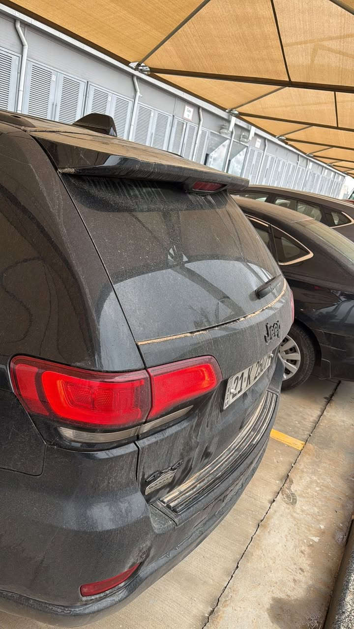 السلام عليكم 🫡
جيب شيروكي 
مديل 2018 
بلاك توب 
معروف موصفات البلاك توب 
4*4 
سيارة كلش حلوة 
مكينة كير كفاله 
السيارة حادثها جاملغ وبنيد سطحي بدون دواخل 
ونفسهن راجعات 

رقم السيارة سليمانية بأسمي 
مكان السيارة بغداد الكرخ 
السعر 230 وبيها مجال 
رقم الهاتف ***********
