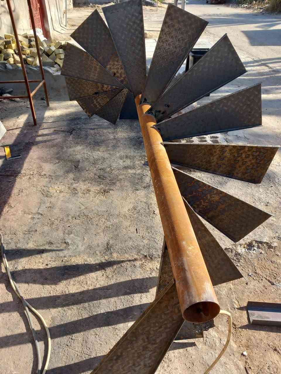 درج حلزوني 
مراحل أوليه 
دقه في العمل والقياسات 
انتظروا النتيجه النهائيه للعمل 
رغم المساحه متر وربع مربع 
وصعوبه المكان لضيق المساحه
الا انكم سترون تحفه هندسيه ابداعيه 
للتواصل 
***********
