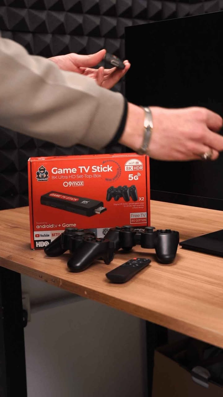 جهاز ألعاب 8K Game TV Stick مع Android TV وتحكم مزدوج
السعر 40 الف فقط 🔥 

تحويل أي تلفزيون إلى جهاز ألعاب متكامل خلال ثوانٍ.

تشغيل آلاف الألعاب الكلاسيكية والحديثة مباشرة على التلفزيون.

استخدامه كـ Android TV Box لمشاهدة YouTube، Netflix، Prime Video، وغيرها.

مناسب للعب الجماعي مع العائلة أو الأصدقاء بفضل يدتي تحكم.

مثالي للأطفال والكبار ومحبي الألعاب الكلاسيكية.

المميزات

يدعم دقة عرض 8K Ultra HD + HDR لصورة أوضح وألوان أقوى.

يعمل بنظام Android TV مع دعم تحميل التطبيقات من Google Play.

يحتوي على أكثر من 30,000 لعبة(حسب الإصدار).

معالج Quad-Core CPU مع GPU قوي لأداء سلس.

اتصال Wi-Fi 5G  2.4G لسرعة واستقرار أعلى.

يدعم Chromecast built-in لبث المحتوى من الهاتف للتلفزيون.

يدتي تحكم لاسلكية بتصميم مريح واستجابة عالية.

ريموت كنترول للتحكم الكامل بالنظام والتطبيقات.

يدعم لغات متعددة.

تشغيل مباشر بدون تعقيد (Plug & Play).

محتويات الصندوق

جهاز Game TV Stick 8K

عدد 2 يد تحكم ألعاب

ريموت كنترول

كابل HDMI

كابل طاقة USB

مستقبل USB لليدات

دليل المستخدم

الملاحظات

تشغيل الجهاز يتطلب اتصال بالواي فاي.

قد تختلف واجهة الألعاب أو عددها حسب التحديث.

لا يحتاج اشتراك شهري.

متوافق مع أغلب شاشات التلفزيون الحديثة.

قياس الكارتون:

- الطول: 24 سم
- العرض: 18 سم
- الارتفاع: 7 سم بغداد, العراق


**إذا كنت صاحب هذا الإعلان وتريد حذفه لأي سبب، رجاءا أرسل رسالة إلى الدعم الفني**