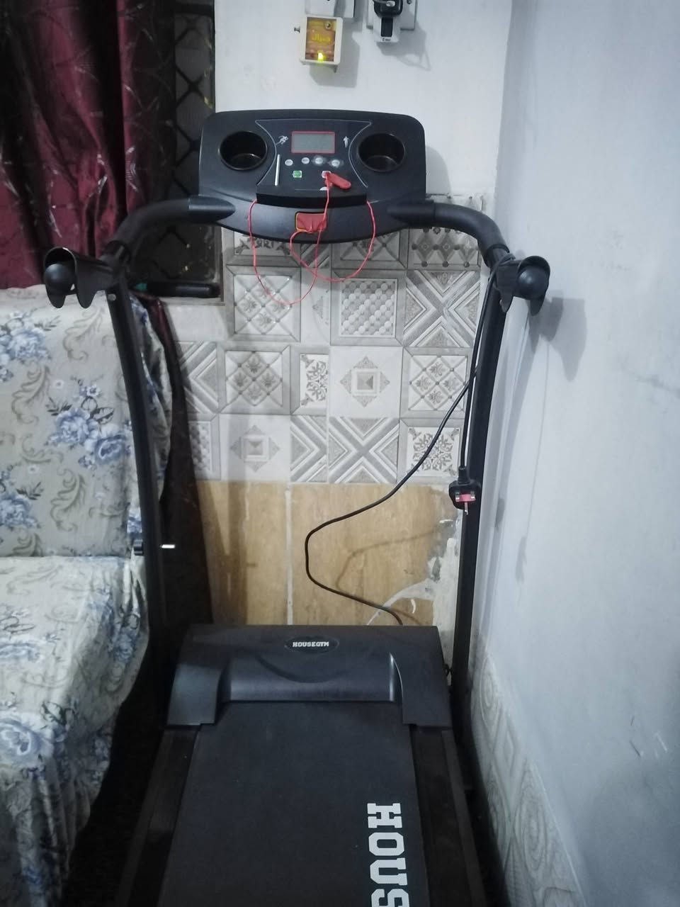 (جهاز جري مستعمل نظيف) يتحمل لحد وزن (100) المكان بغداد مدينه الصدر (رقم الهاتف ***********)
