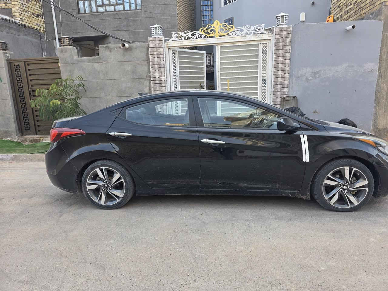 سلام عليكم النتره 2016 وارد امريكي بيه سونار  السياره مكفوله من الكلبه والكص  سقيفه  واكعه  علئ القماره بيه صبغ بسيط السعر 88 ورقه وبيه  مجال قليل فول عده البصمه مكاني ديوانيه تريد تحويل وكاله رقمي ***********
