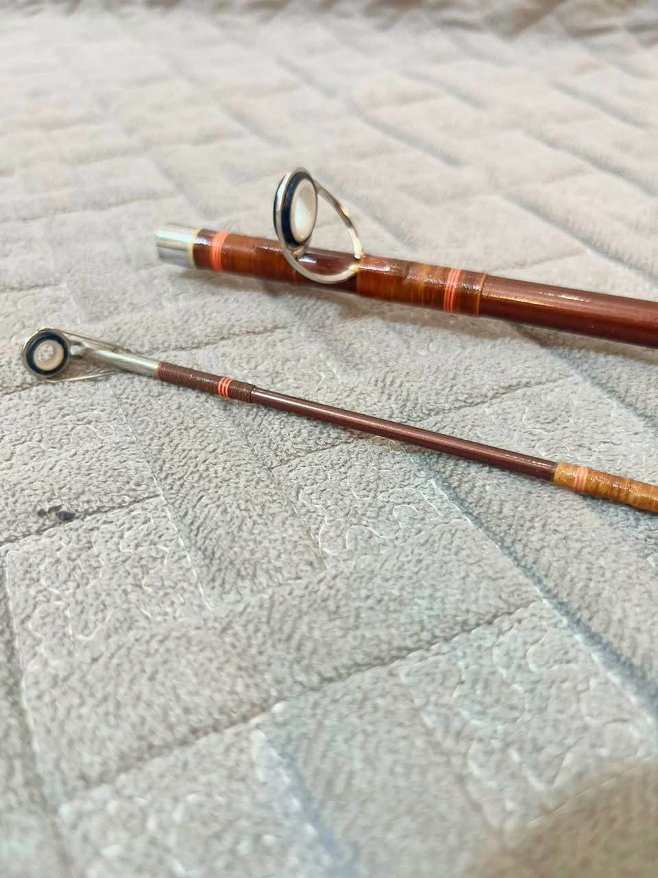 ✓✓✓السعر ٢٥ ألف 🔐✓✓✓
قصبة الصيد "KITA-KITUNE"
​الاسم بالعربي: كيتا كيتسوني (وتعني "الثعلب الشمالي" باليابانية).
​بلد الصنع🇯🇵🇯🇵🎣🐟🐬🦈🐋
: يابانية الأصل (غالباً من إنتاج شركة Olympic أو شركات يابانية عريقة مشابهة من حقبة الثمانينات والتسعينات).
​الطول: 1/80 متر
​الصلابة: تعتبر قصبة صلبة (Hard/Heavy)، وهي مخصصة للصيد الثقيل (مثل صيد الشاطئ أو من القوارب) وتتحمل أوزان سمك كبيرة.
​افايبر كلاس (Fiberglass) المعالج، وهو ما يعطيها اللون البني المميز والمتانة العالية جداً ضد الكسر مقارنة بالكاربون الحديث.

​هذه القصبة تُعتبر اليوم من "الأنتيك" أو "البالة اليابانية" المرغوبة جداً في العراق لمتانتها:
​ نظافة الحلقات (Guides) والقاعدة (Reel Seat).
​ملاحظة: القصبة التي تملكها تبدو بحالة جيدة جداً، وهي مثالية لصيد "السمتي" و"الگطان" في الأنهار العراقية لأنها لا تنكسر بسهولة.


**إذا كنت صاحب هذا الإعلان وتريد حذفه لأي سبب، رجاءا أرسل رسالة إلى الدعم الفني**