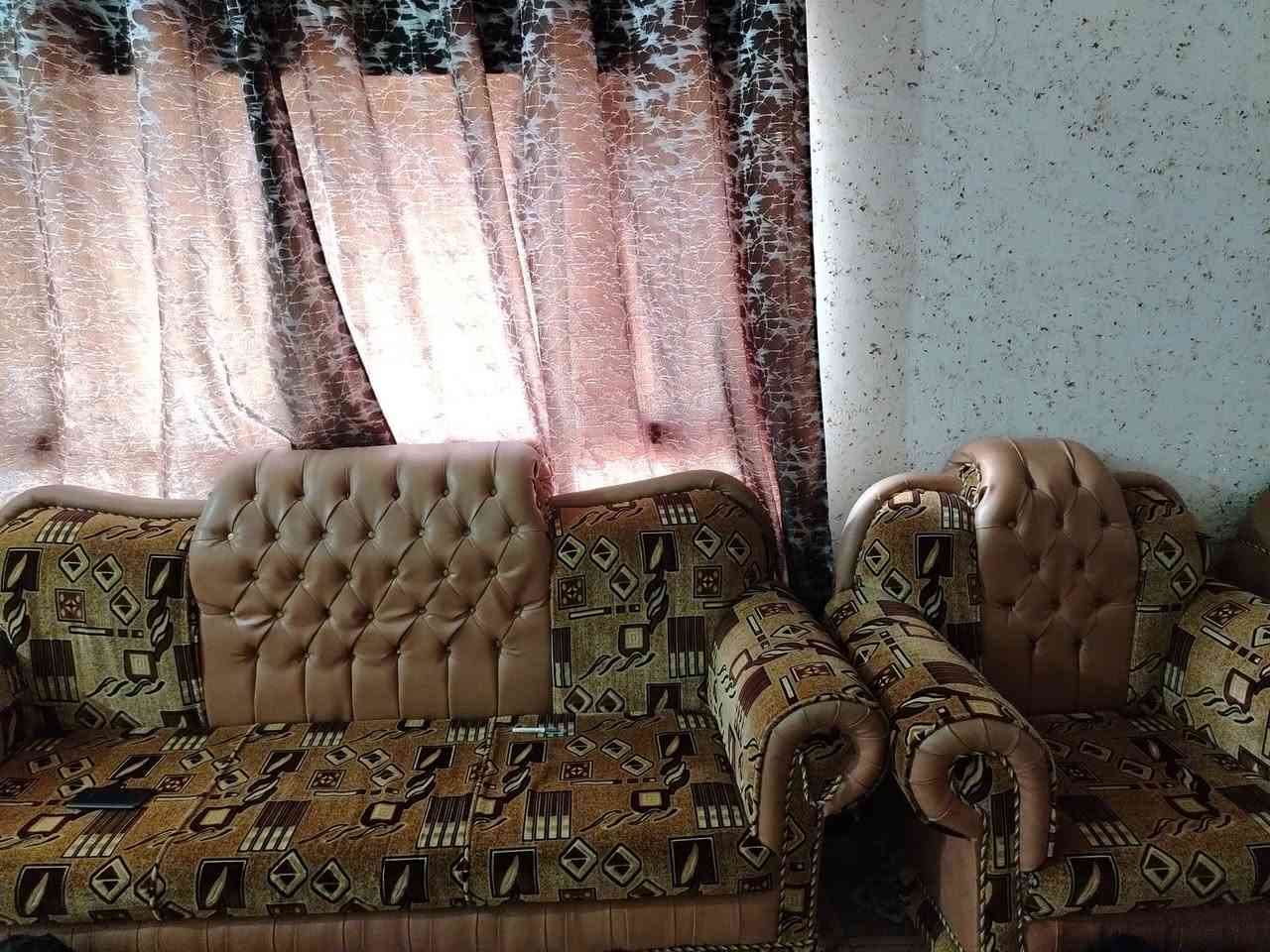 آثاث نظيف للبيع
قنفتين + اربع كراسي 
رقم الهاتف ***********
