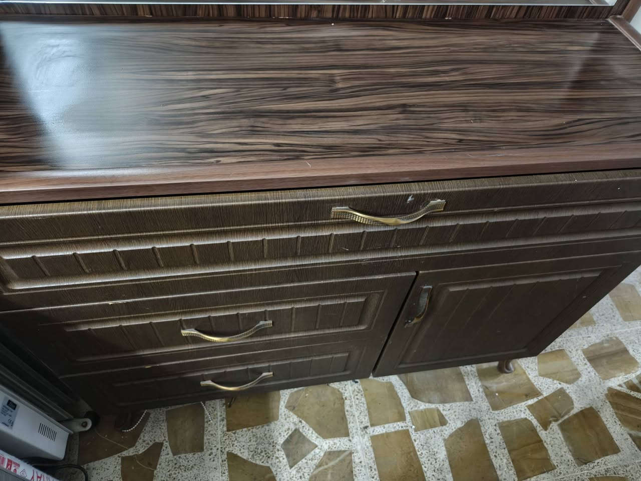 ميز مراية للبيع قفله ٣٥ أي عيب مابي الشراي يتصل على هذا الرقم‏‪***********‬‏ بي واتس
