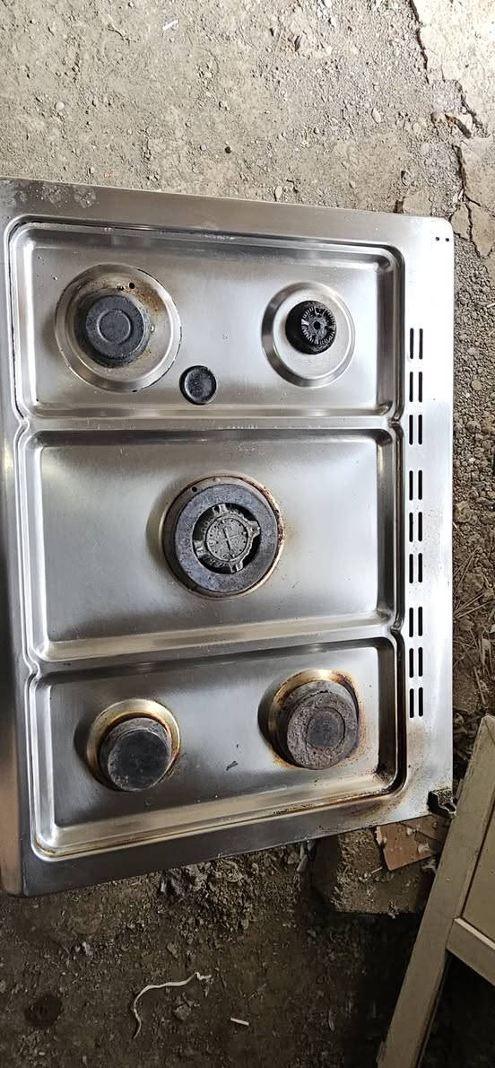 طباخ نضيف شغال شرط
الفرن كذالك شغال اي عيب مابي ٨٥ بي مجال قليل 
عنوان مفرق الشوره  ***********
