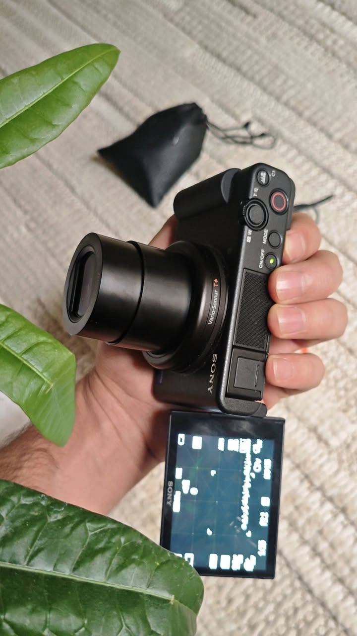 📸 للبيع كاميرا Sony ZV-1
نظيفة 100%، استخدام خفيف جدًا وبدون أي مشاكل أو خدوش، كأنها جديدة 👍

🔥 مناسبة جدًا لـ:

لتوثيق فيديوهات المواكب الحسينية 

تصوير فلوغات وسفر

تصوير منتجات أو شغل تجاري

تصوير بورتريه بجودة عالية وعزل خلفية قوي

✨ أهم المميزات:

عدسة ZEISS احترافية بفتحة واسعة (تعطيك عزل مثل الكاميرات الكبيرة)

تصوير 4K بجودة عالية جدًا

تركيز سريع على الوجه والعين (ما يفوتك أي لقطة)

شاشة متحركة للتصوير السيلفي والفلوگ

ميكروفون قوي مع عازل للهواء

💡 صغيرة وخفيفة، تنحط بالجيب وتصور بيها مثل المحترفين بدون تعقيد كاميرات كبيرة.

💰 السعر قابل للتفاوض للجادين، والسعر مناسب حسب حالة السوق.

📩 للمهتمين يراسلني خاص


**إذا كنت صاحب هذا الإعلان وتريد حذفه لأي سبب، رجاءا أرسل رسالة إلى الدعم الفني**
