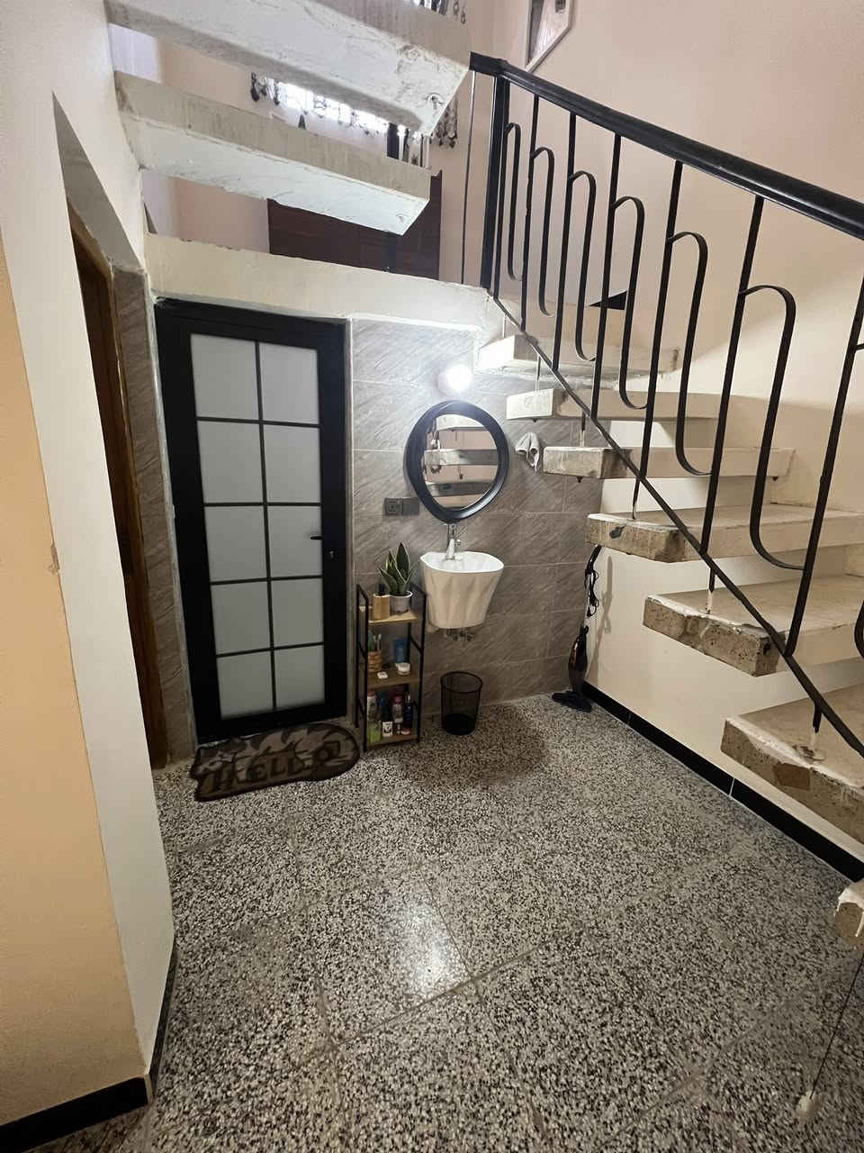 السلام عليكم
مشتمل للبيع المساحة_64

طابقين 

الطابق الاول صاله وحمام ومطبخ 

الطابق الثاني 

غرفة نوم عدد اثنان 

الطابق الثالث بيتونه وسطح البناء ممتاز الارضية ممتازة ماء مجاري كهرباء  جديد

ترميم جديد نهاية 2025

للاستفسار:

***********

واتساب:***********
