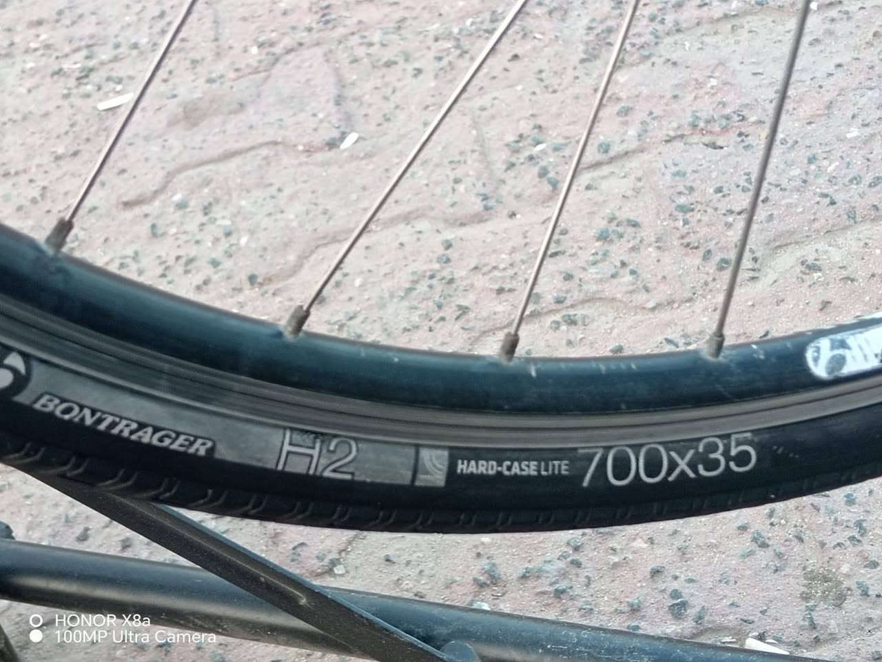 السلام عليكم اخوان بايسكل للبيع 
TREK
C700
حجم الفريم 44.5
سيت شيمانو 3امامي 8خلفي 
ويلات BONTRAGER 
تايرات واحد BONTRAGERوالثاني شوالبي 
دارجه حلوه نضافتها زينه 
البريكات شغالات 
البدلان شغالات 
سعرها 165الف قفل السعر نهائي 
توصيل متوفر جميع المحافظات 
رقم ***********
