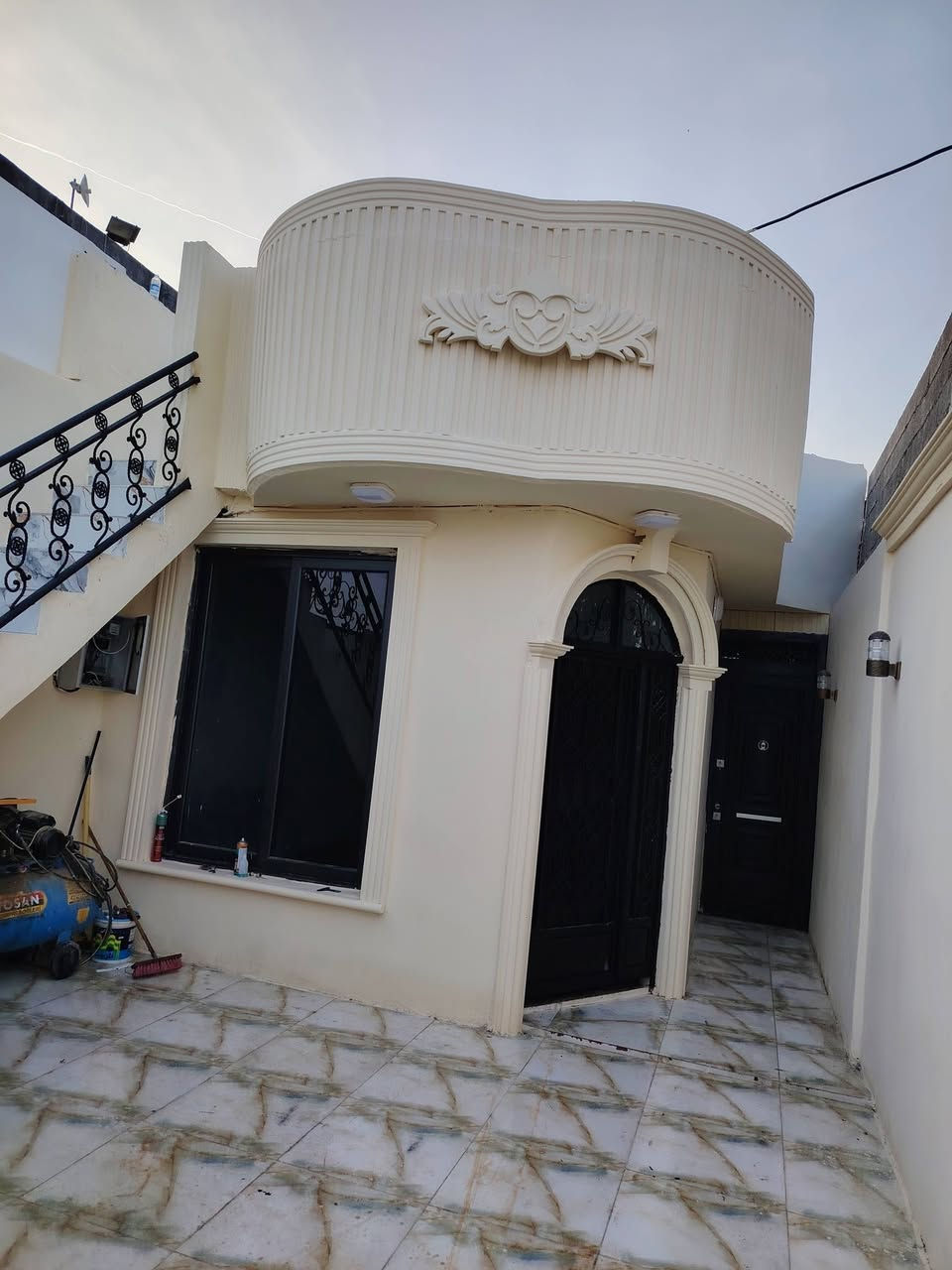 بيت للبيع  طابو صرف مساحه 100 متر بحي العسكري مقاطعه 56 قرب السايدين بيت حلو مرتب يبعد عن جامع الهجرة النبويه 50 متر وعن شارع عشرين ثالث كدامه حديقه وفرع مفتوح ومجمع مدارس موقعه مميز يحتوي للاستفسار ***********
