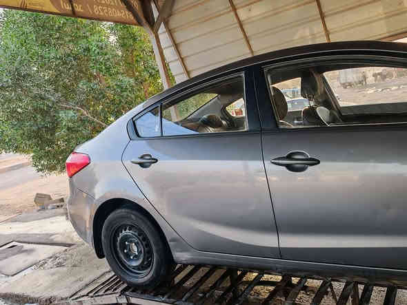 سيراتو 2015 خليجي مكفولة من اي قطعه تبديل بيها بس قطعتين صبغ وطخه بيناتهن مو ضربه وبيها بارد بالباب السايق منضومه تبريد جديده وصدر جديد حتى مشط جديد وتاير والسيارة كاملة مكملة  رقم بغداد مكاني التاجي برغي مناقص السيارة وعلى ايدي عارضها  ب 110 وبيها مجال للجيه *********** اخوان الشراي يتصل
