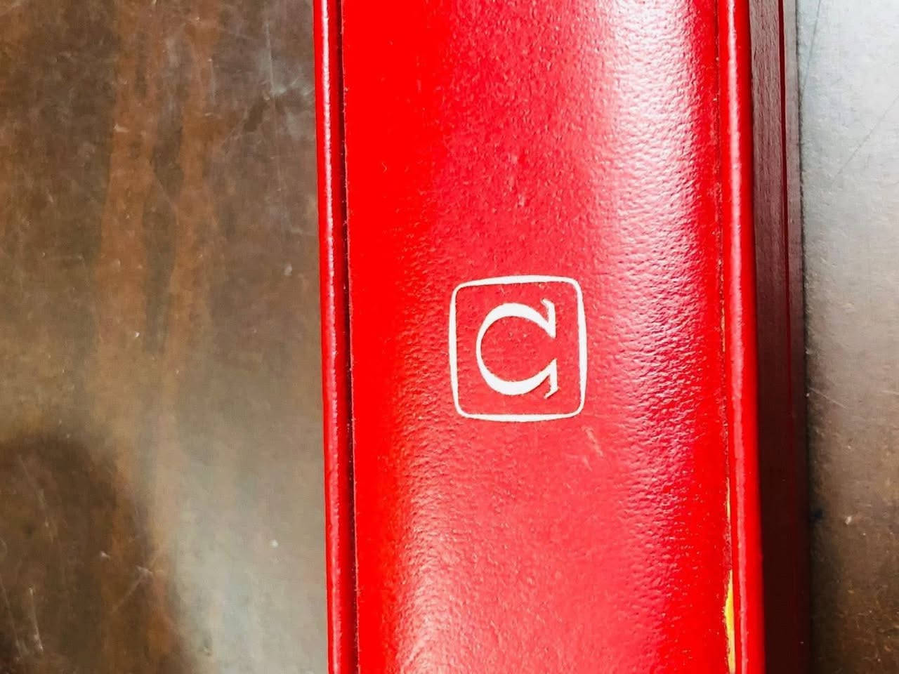 ساعة اوميكا ( OMEGA) كواتز 
سويسري اصلي انتاج الثمانيات 
مينه ثري دي - المعدن من الفولاذ 
لوك غير مستعملة القطر ٣٤ 
مع العلبه الأصلية 
للاتصال ***********
