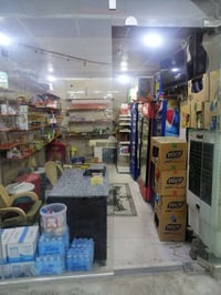 النجف حي السلام • واجهة ٣،٥م • ٥ عارضات