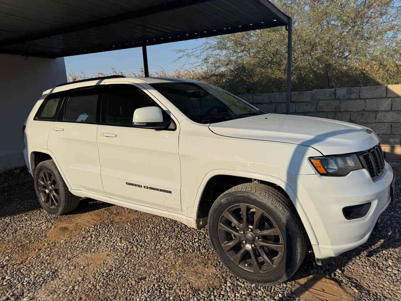 السلام عليكم Jeep كراند شيروكي للبيع  موديل 2017 فول مواصفات ضرر 3 قطع بدون دواخل  السعر 215 وبيها مجال رقم دهوك شمالي باسمي العنوان الشرقاط ***********
