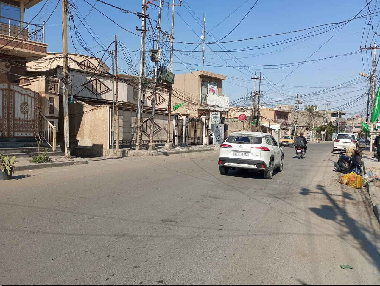 السلام عليكم تعلن شركة الجبوري للعقار والمقاولات العامه عن بيع قطعة أرض تجارية ملك صرف سكني في منطقة الكريعات قرب مطعم هم هم على الشارع الرئيسي
1 المساحة 140 متررر
2 الواجه 6 متررر وربع
3 النزال 22 مترر ونص 
4 السعر 4 ملاين وربع المتر الواحد وبيه مجال
عنوان الشركة الكريعات الكويتي شارع حسينية ابي تراب قرب فلكة القرغولي استفسار اتصال على الارقام التاليه 
*********** أبو صكر الجبوري 
***********
