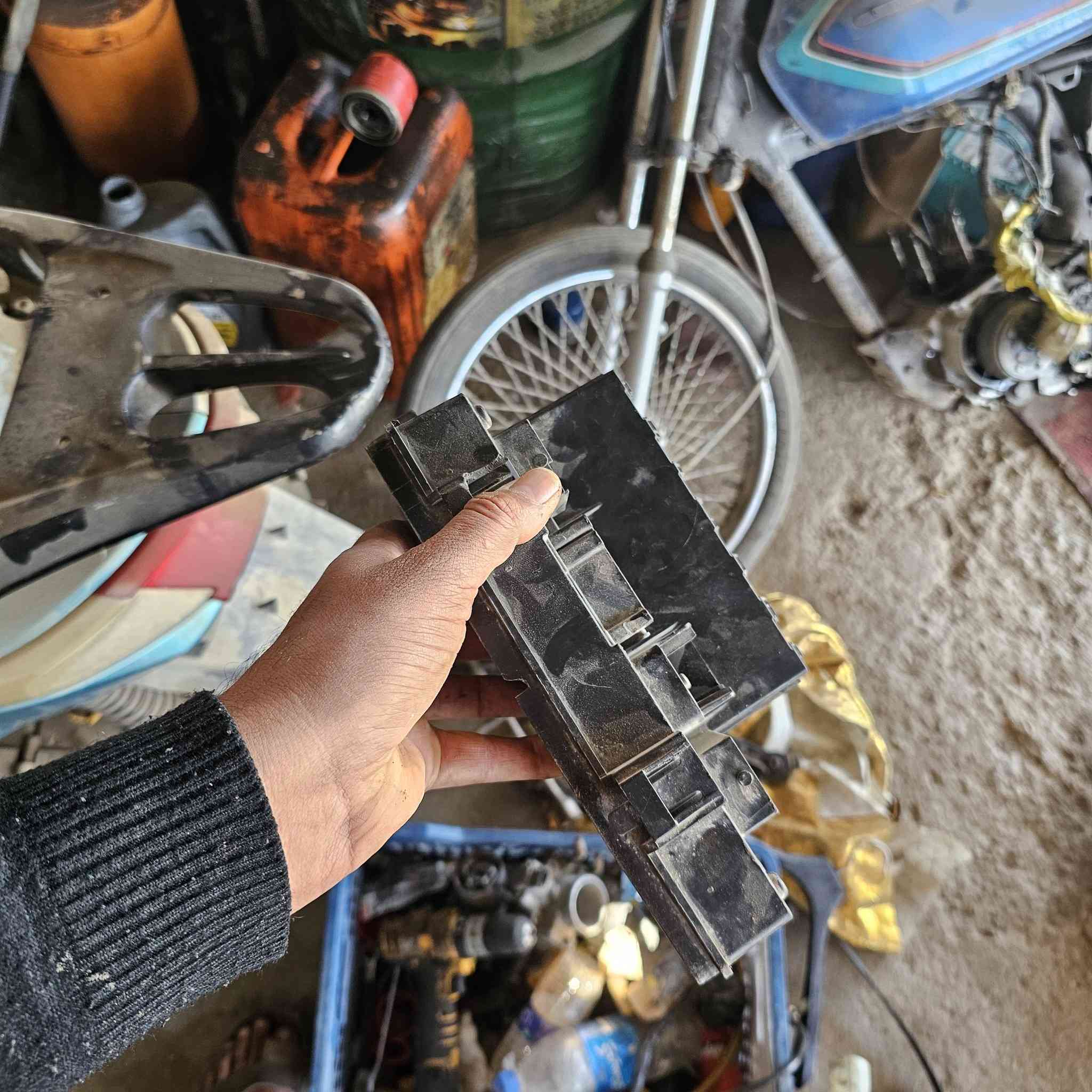 سلام عليكم
قاعده فيوزات سي ٢٠٠ مكيته ٢٤٠٠ جديده اخذتها وبعت السياره وبقت عندي 
لي تفيده مكاني حله ماعندي توصيل تجي تفحص شرط الشغل 
***********
