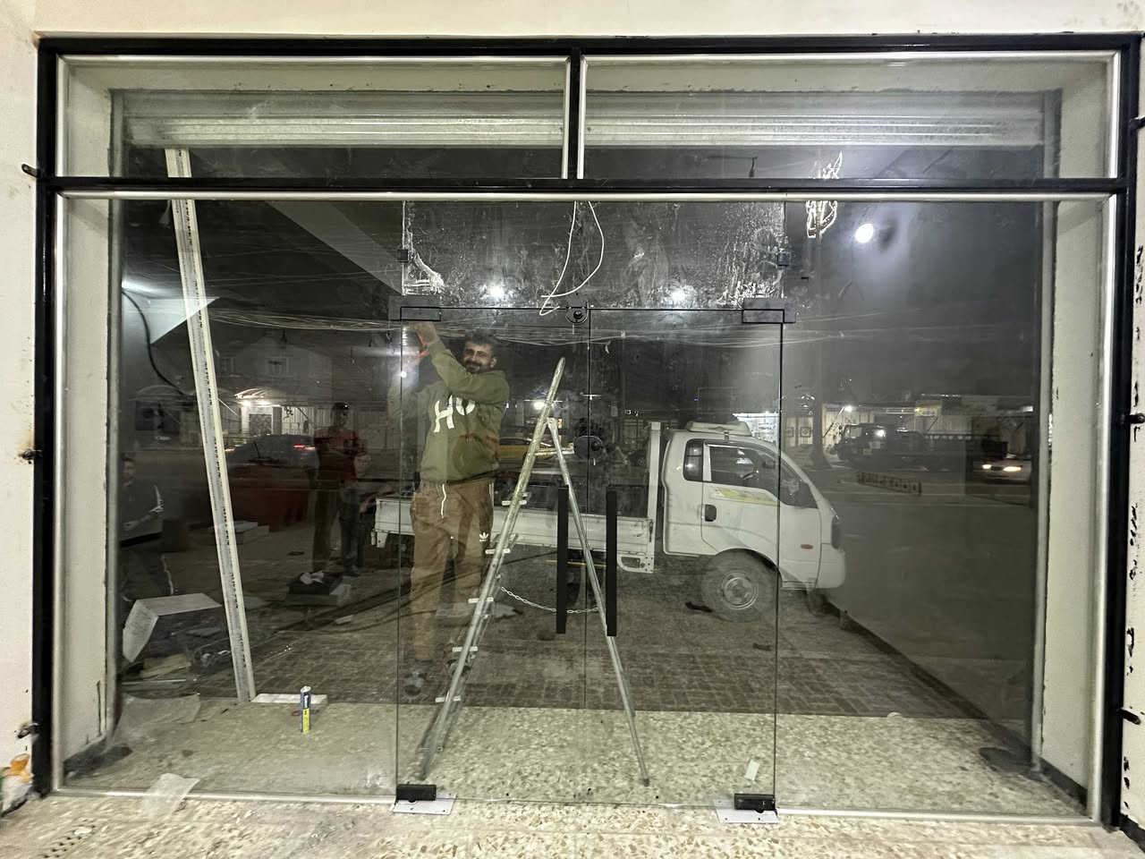 جانب من اعمالنا الزجاجية في كربلاء المقدسة 
مستعدين لعمل الواجهات 10 ملم و الواجهات المنيوم و الأبواب الكهربائية 
العنوان: كربلاء المقدسة قرب السفارة التركية 
***********
***********
منتظر عريبي
