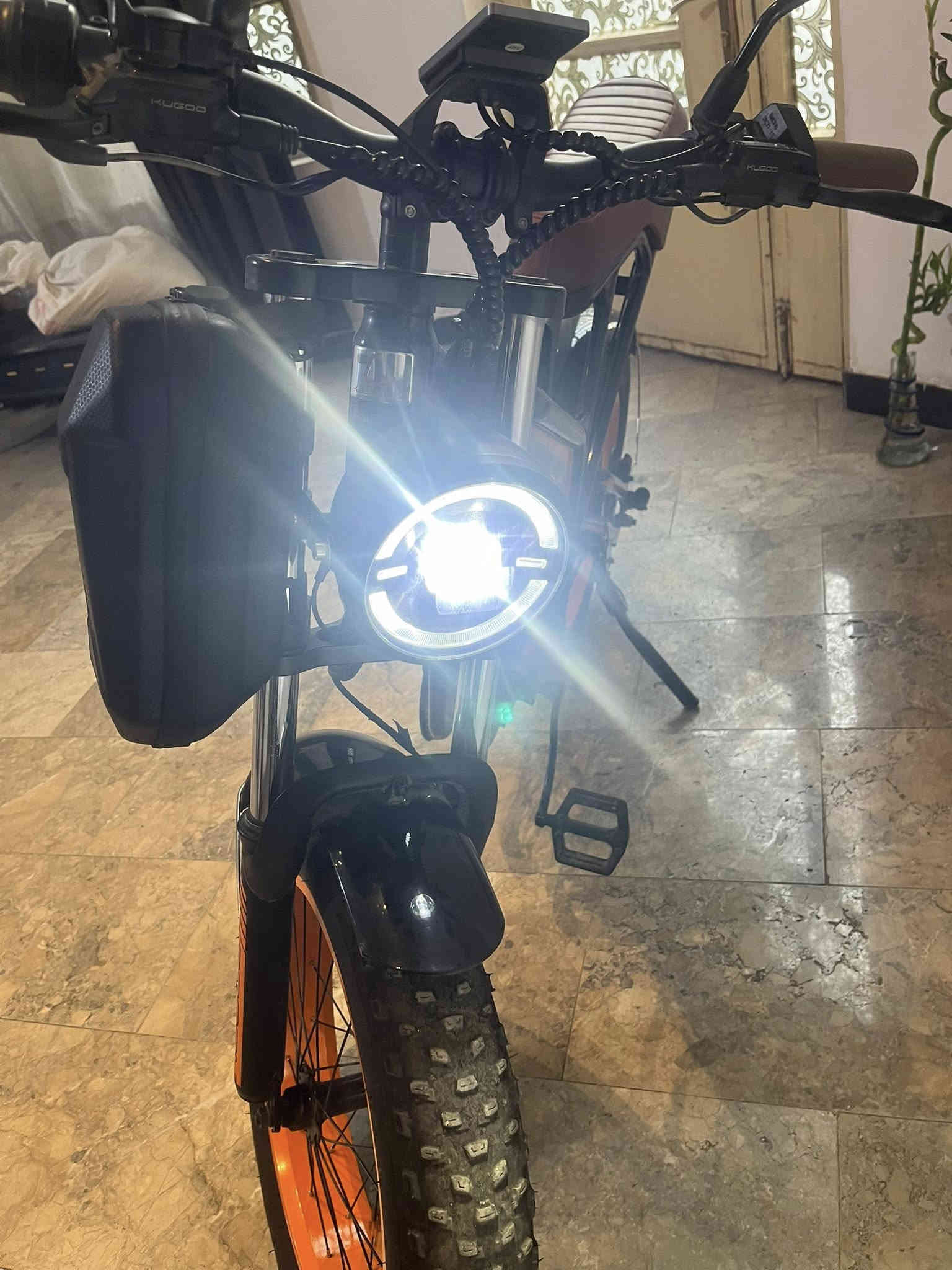 دراجة من شركة kugoo دراجة شحن وبنفس الوقت بايسكل الدراجة 3 سرع سرعتها 60 حقيقي تتحمل وزن 150 نوع البطارية ليثيوم ايون دبلات امامي خلفي حجم التاير كبير 48 فولت 24 امبير بريكات دسك هايدروليك تحتوي على عقرب من نوع شيمانو 6 سرع السعر مليون
