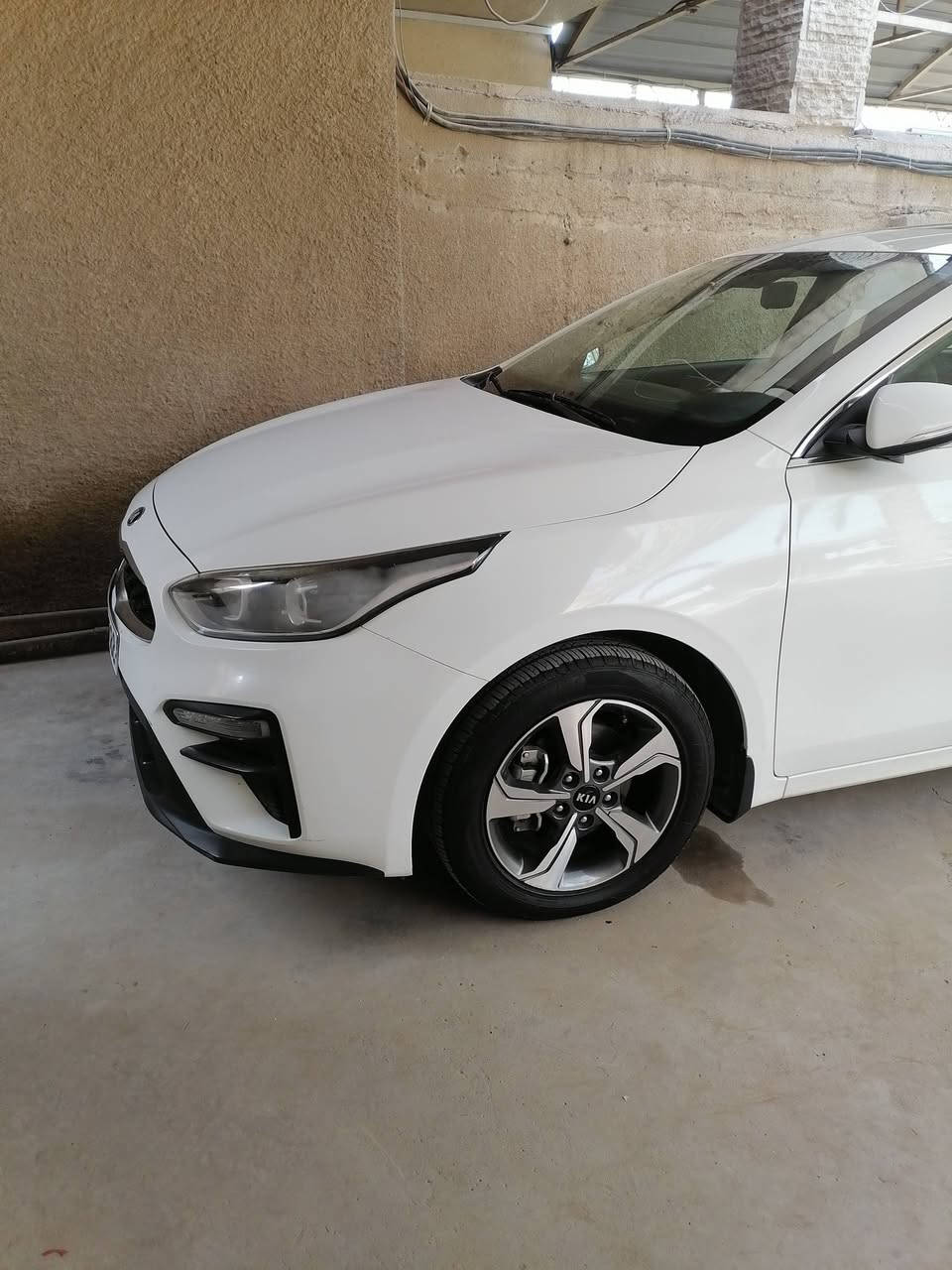 سلام عليكم كيا سيراتو 2020  للبيع محرك 1600  فتحه  مري شفط  اشاير بل مري  خمسه ويل كب  بلوجكتر داخل عسلي شاشه كامره دواره تحكمات استيرن  ماشيه  150  بيه مكانين بارد واحد مصلح وثاني بعده مثل ماموضح بصوره  رقم بغداد بسمي تحويل ثاني يوم  للستفسار ***********   السعر  160 وبيه مجال
