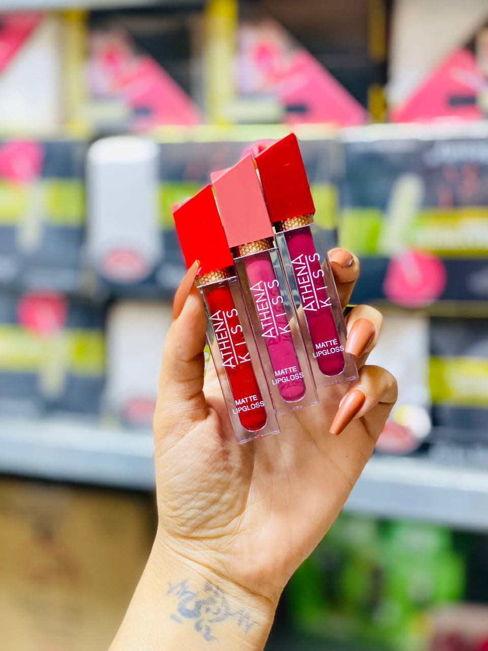 ملمع شفاه غير لامع (Matte Lipgloss).
يوفر لونًا مكثفًا، وتركيبة تدوم طويلًا، ومقاومة للتلطخ والماء. 
سيت حمر سائلة 💋 

قلم حمرة ثابته وابد ماتشقق الشفه جميلة وسهلة الدمج 💋

الوانه الجميلة 💋
كواليتي فووول 💋

يعني جمال الوانها ميختلفون عليها ثنين ثباتيتها عاليه يعني من احلى انواع الحمر كـ كوالتي عالي


**إذا كنت صاحب هذا الإعلان وتريد حذفه لأي سبب، رجاءا أرسل رسالة إلى الدعم الفني**