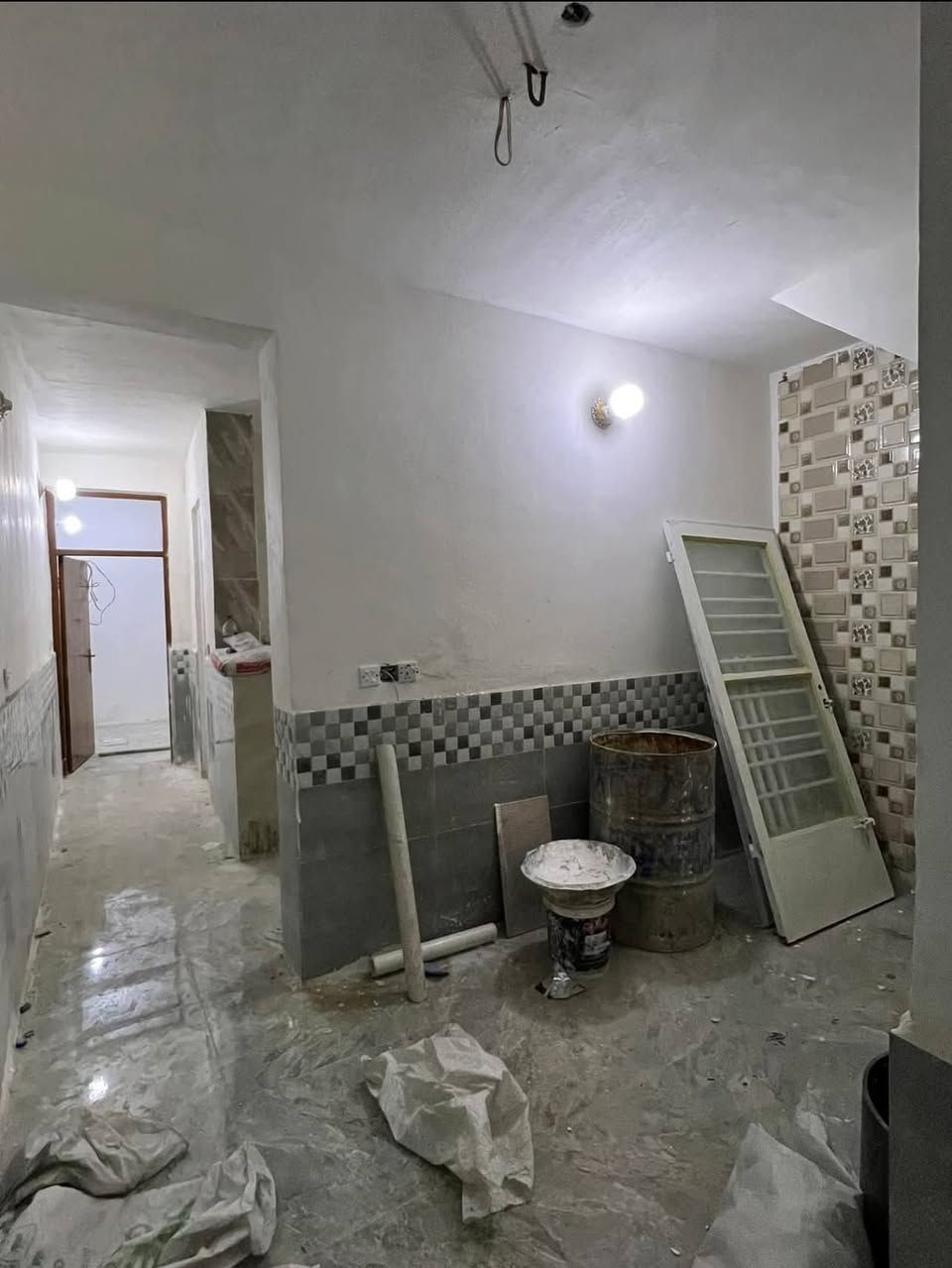 شقه ارضيه غرفه وصاله وخدمات حديثه 
ـ منطقة الفضل قريب شارع الجمهوري فرع البراجه 
ـ سعر الأيجار ٣٠٠ الف 
ـ للتواصل / ***********
